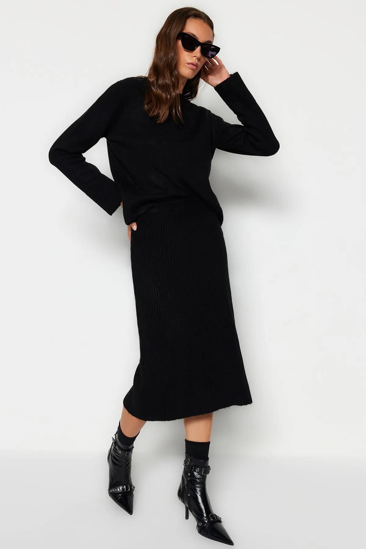 Trendyol Collection  Schwarzes, weich strukturiertes Strickoberteil- und -unterteil-Set mit Rock TWOAW23AU00217