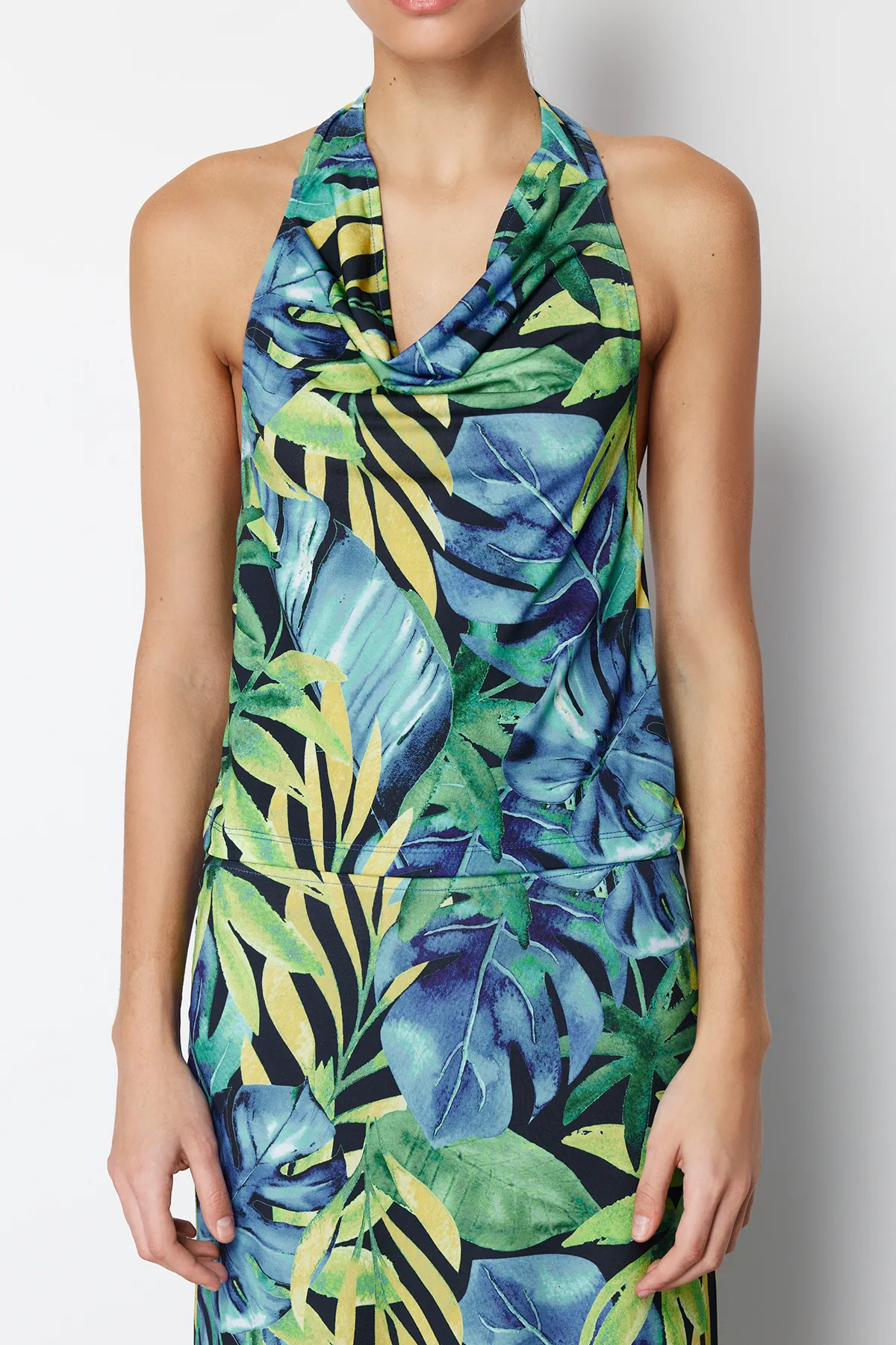 Trendyol Collection  Grünes, floral bedrucktes, schmales Set aus Strick mit Degaje-Kragen und flexiblem Unterteil und Oberteil TWOSS24AU00016