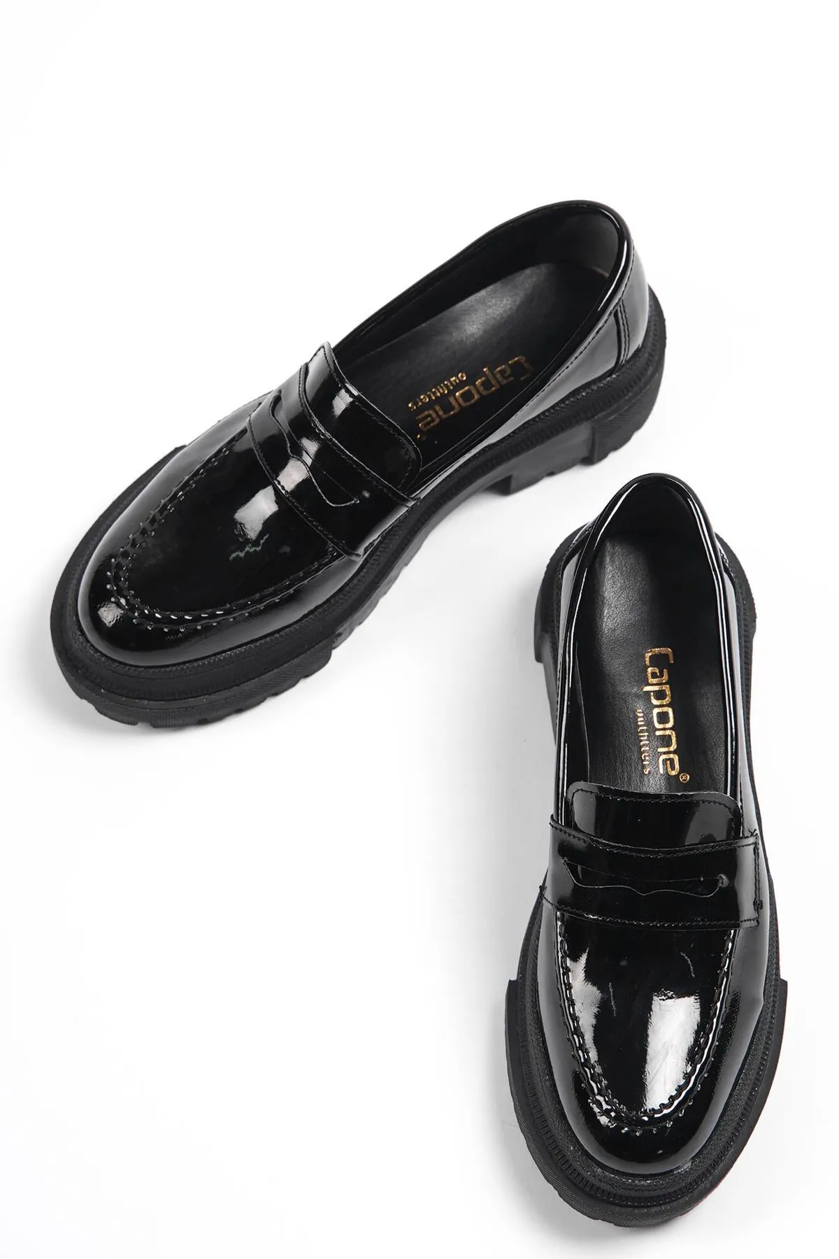 Capone Outfitters  Capone Damen-Loafer aus schwarzem Lackleder mit ovaler Zehenpartie und Trac-Sohle
