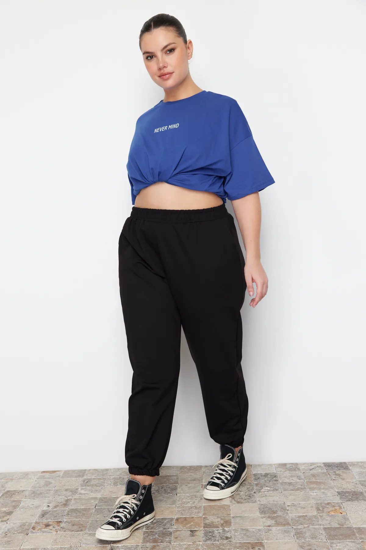 Trendyol Curve  Schwarze Loose Jogger-Strick-Jogginghose mit dünnen elastischen Beinen TBBAW23AJ00002