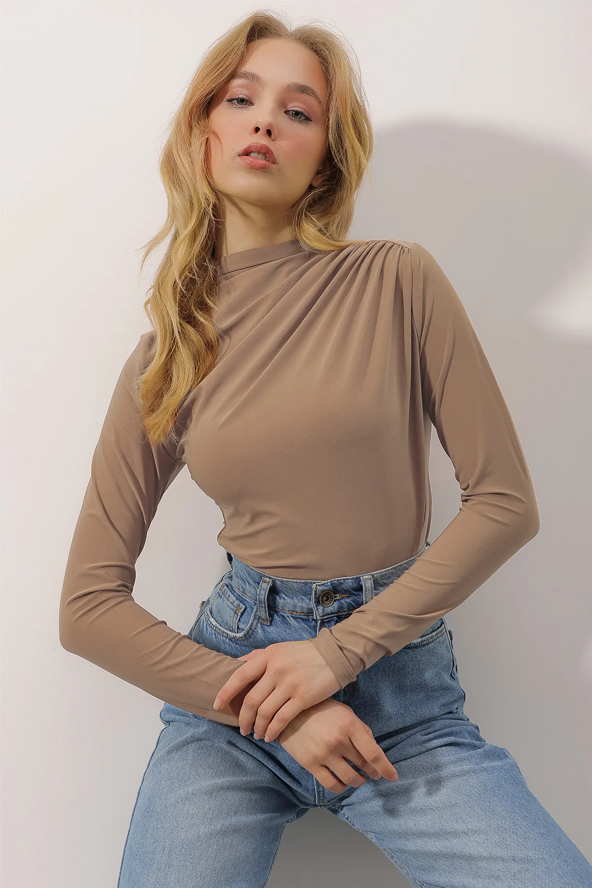 Trend Alaçatı Stili  Milchbraune, schulterfreie, drapierte Sandy-Crop-Bluse für Damen in Milchbraun ALC-X9554