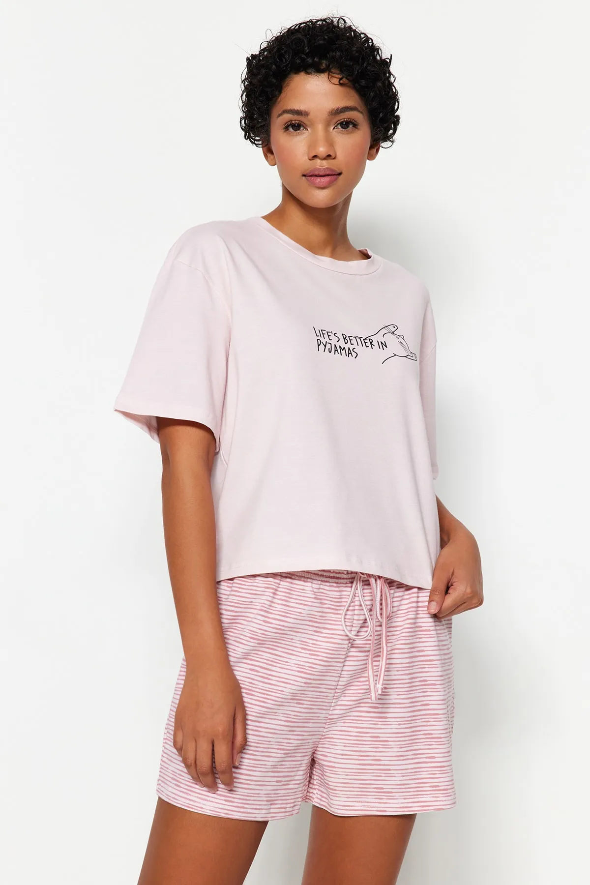 Trendyol Collection  Gestricktes Pyjama-Set mit T-Shirt-Shorts und gestrickten Baumwoll-T-Shirts mit gestreiftem Slogan in Puderfarbe THMSS23PT00228