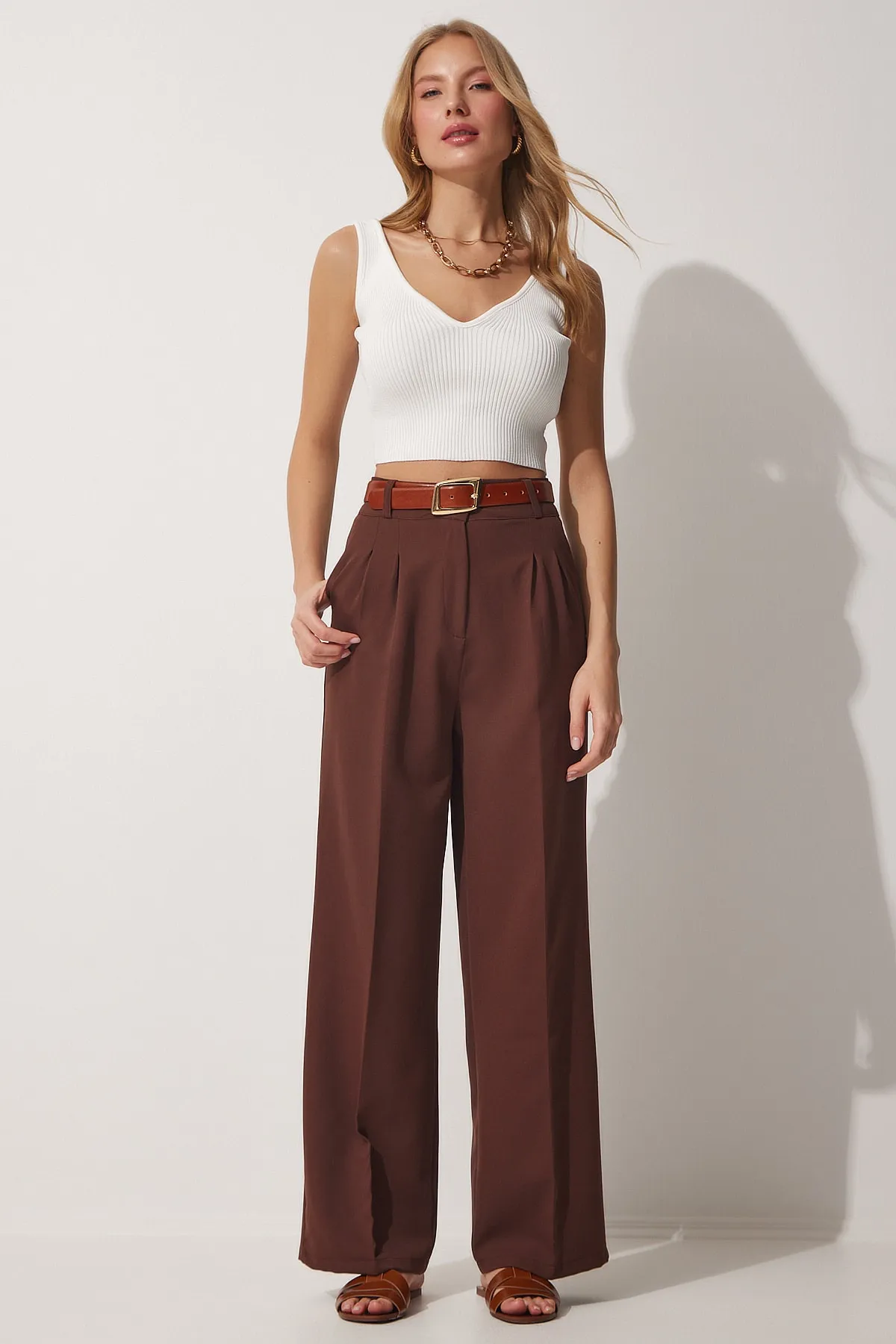Happiness İstanbul  Maskuline Webhose mit weitem Bein