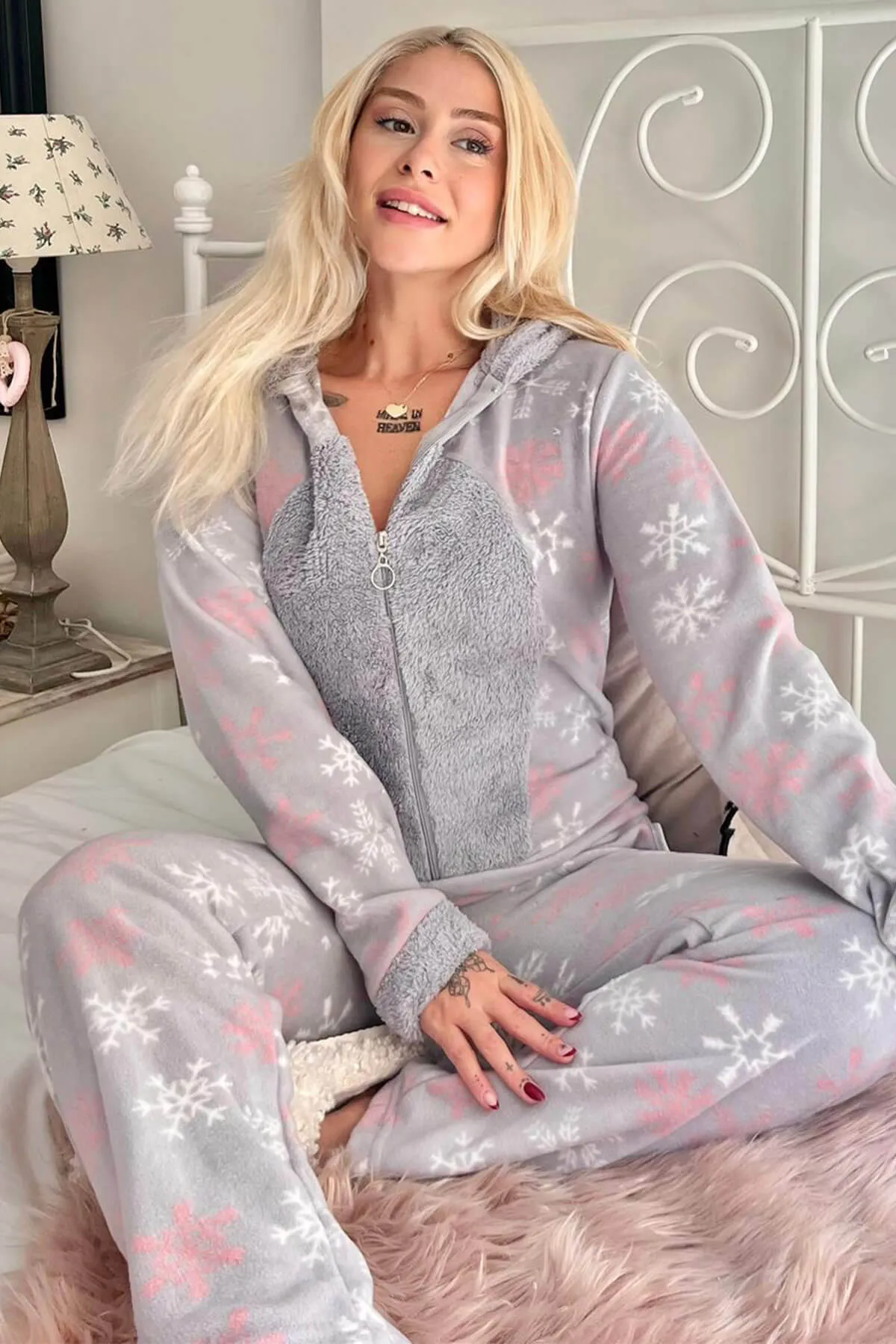 Pijamaevi  Grauer Fleece-Plüsch-Overall-Pyjama für Damen mit Schneeflockenmuster
