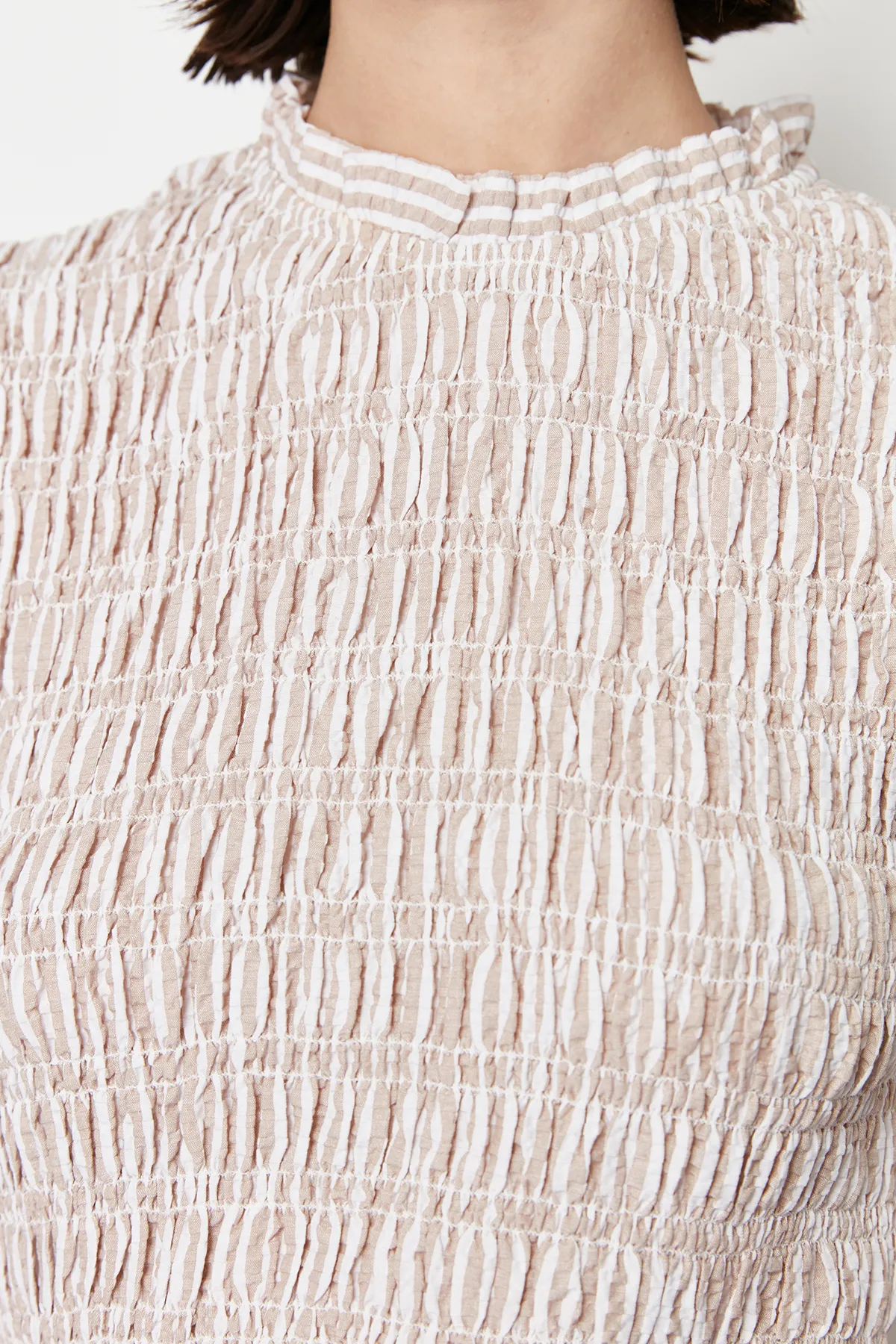 Trendyol Modest  Beige gestreiftes, detailliertes Gipe-Webkleid TCTSS24EB00082