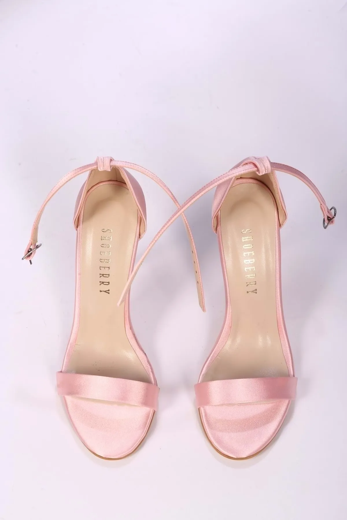 Shoeberry  Damen-Slyva-Schuhe aus puderrosa Satin mit einem Riemen und Absatz