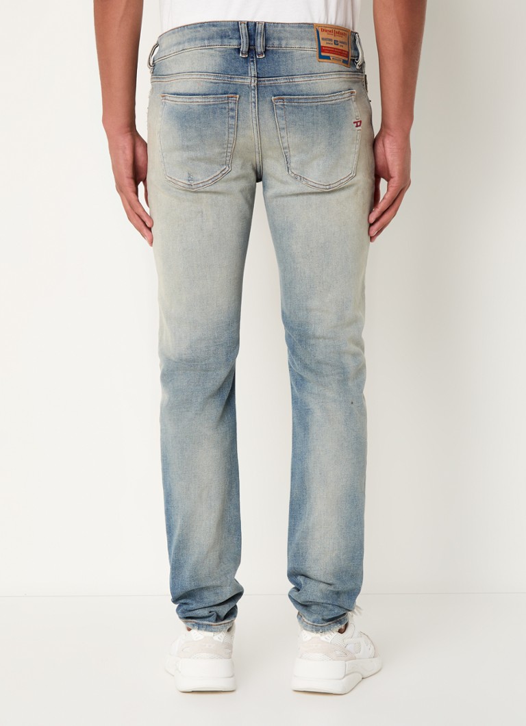 Jeansy Diesel Sleenker 1979 Jean, dopasowany krój, przetarcia.
