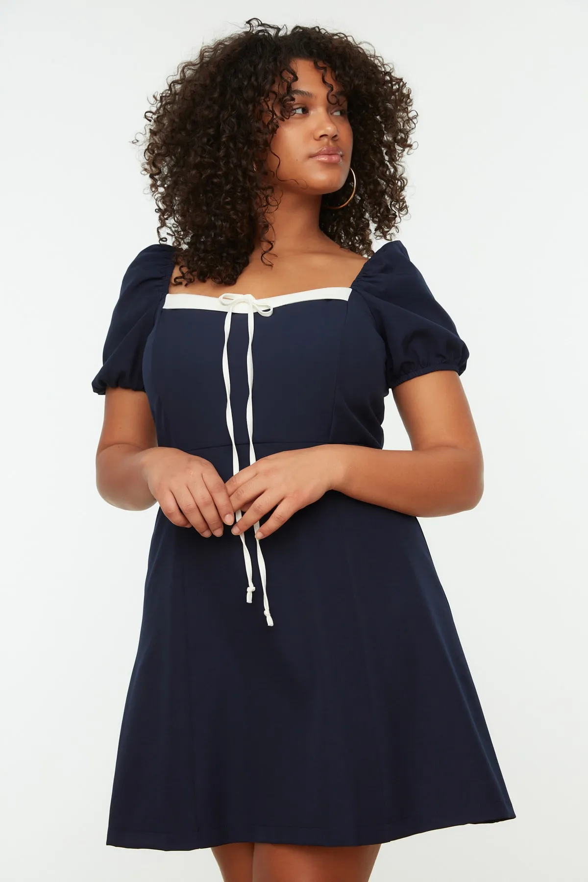 Trendyol Curve  Marineblaues Kleid mit gewebtem Kragendetail TBBSS22AH0246