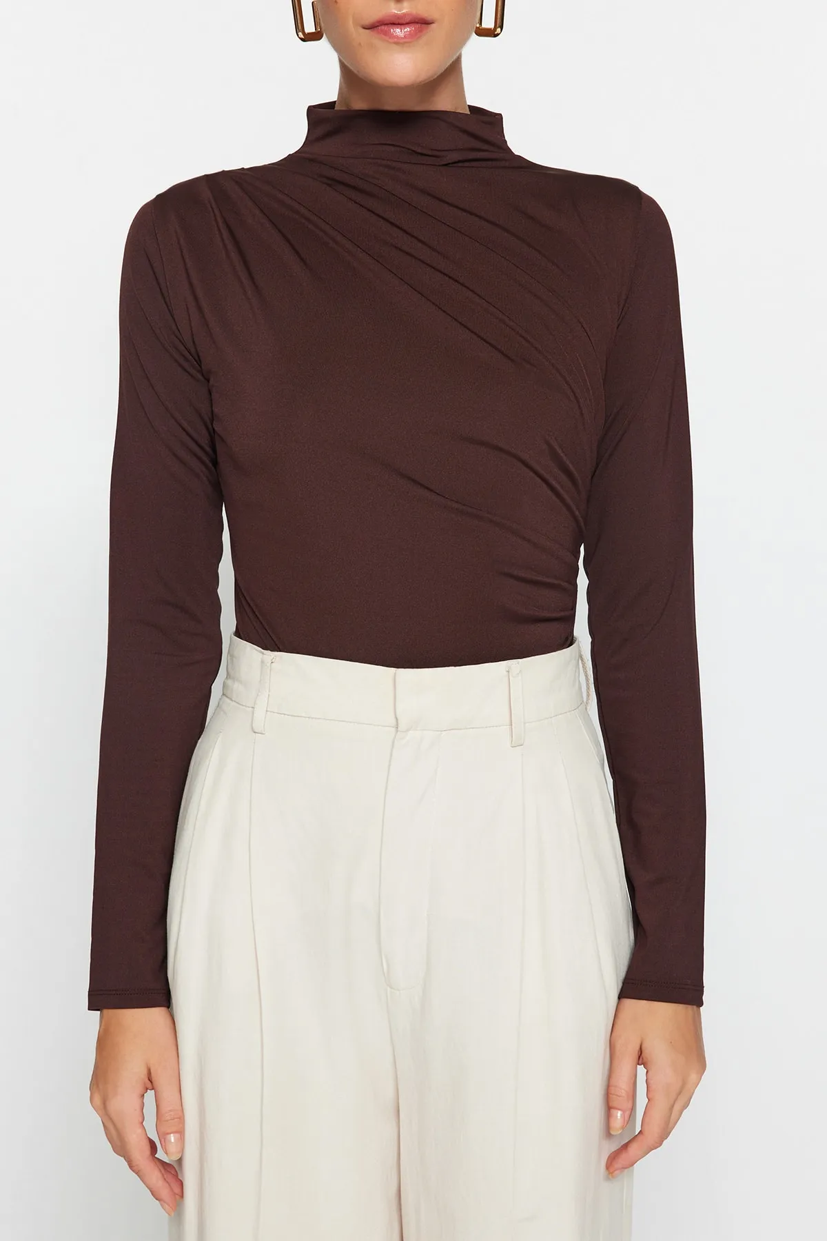 Trendyol Collection  Brauner Stretch-Strickbody mit Stehkragen und Druckknöpfen, gerafftem Detail TWOAW24BD00014