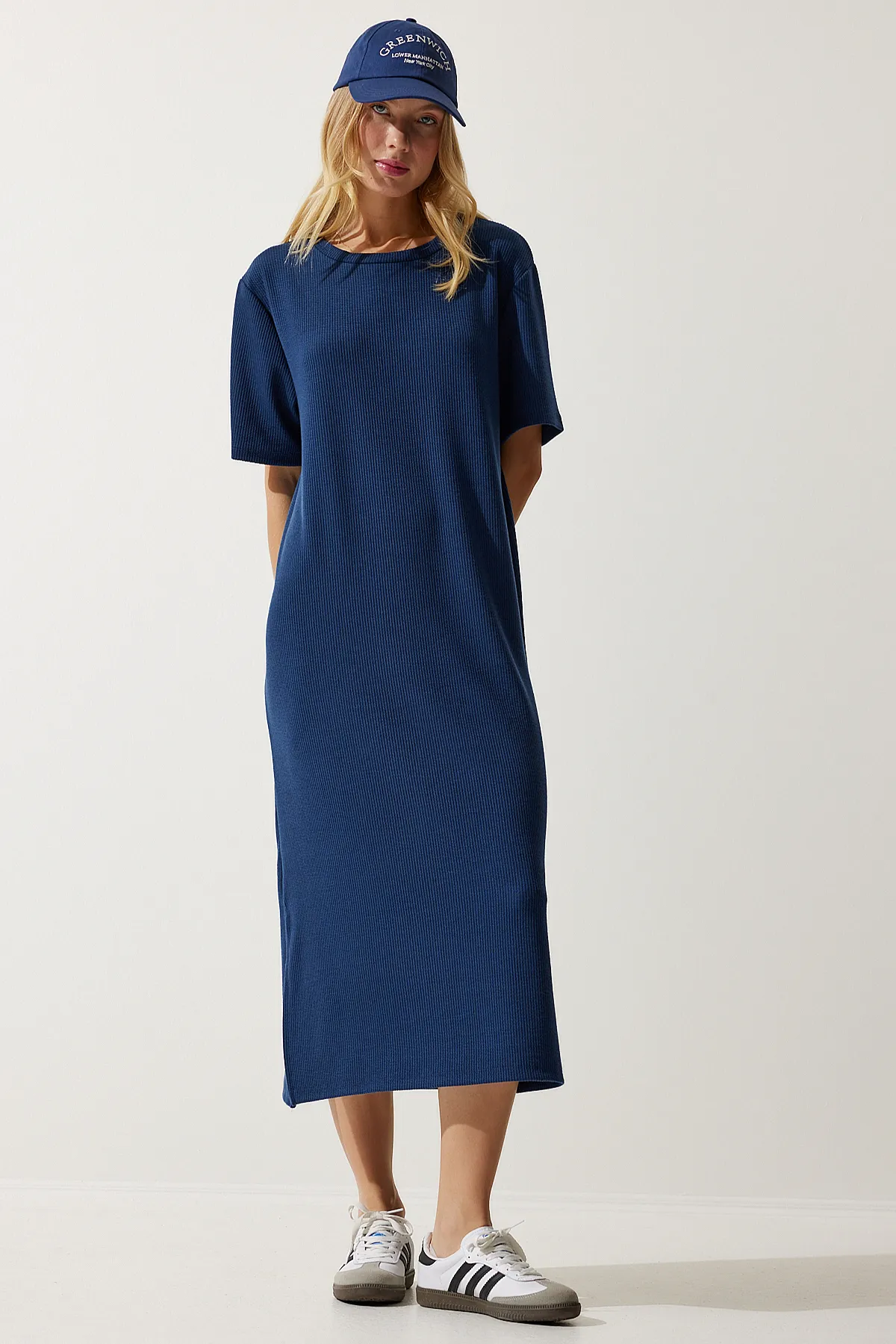 Happiness İstanbul  Marineblaues geripptes Strickkleid mit Rundhalsausschnitt für Damen DZ00111
