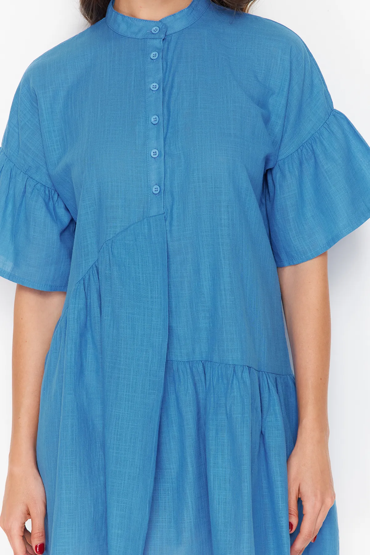 Trendyol Collection  Saks Wide Fit Mini-Strandkleid mit gewebten Rüschen TBESS20EL0873