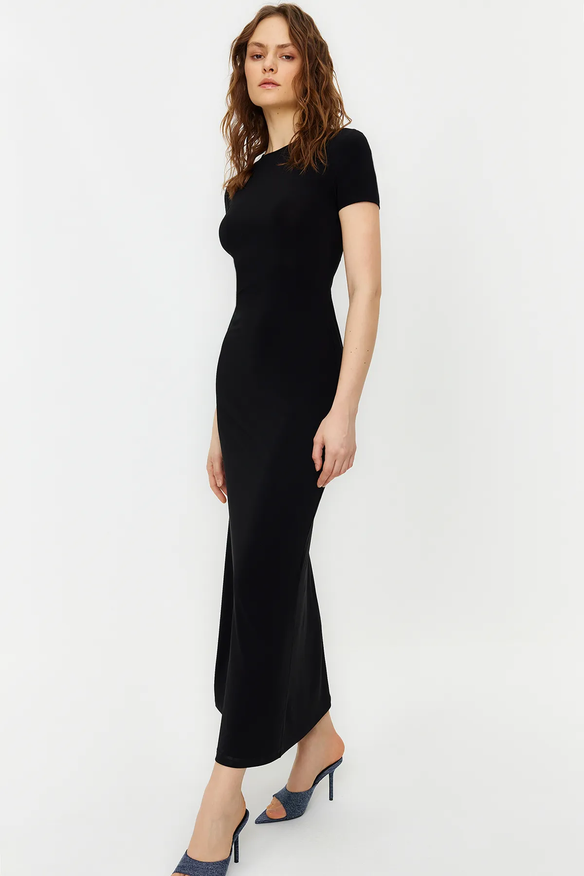 Trendyol Collection  Schwarzes kurzärmliges, figurbetontes/tailliertes Rundhals-Maxi-Bleistiftkleid aus flexiblem Strick TWOSS24EL00097