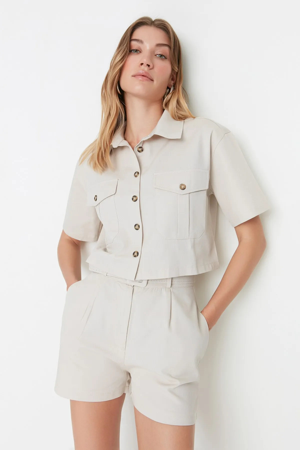 Trendyol Collection  Gewebtes Hemd mit Taschendetail in Stein – Kurzarm, normale Passform TWOSS22GO0654