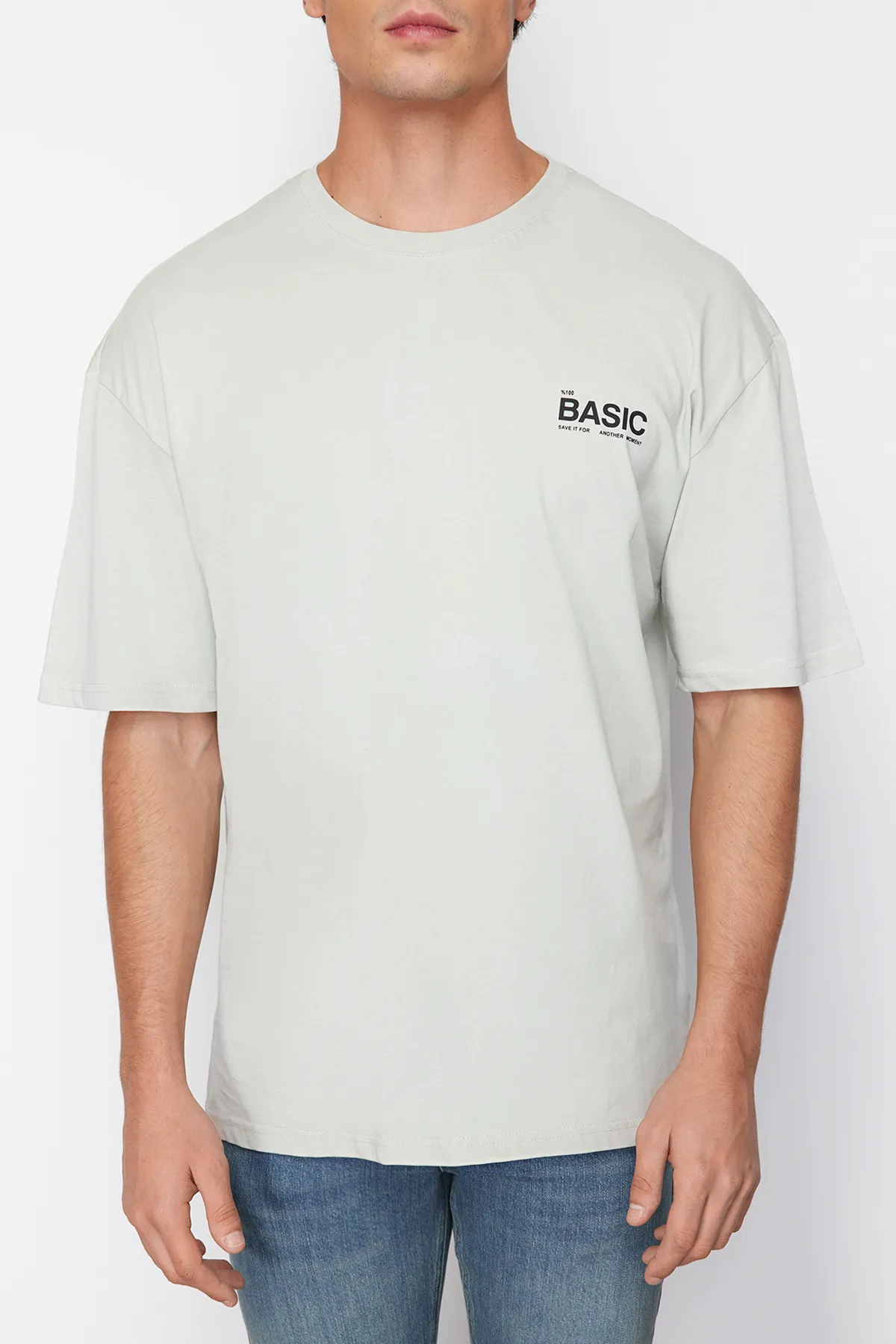Trendyol Collection  Graues übergroßes Strick-T-Shirt mit Rundhalsausschnitt und Slogan TMNSS23TS00263