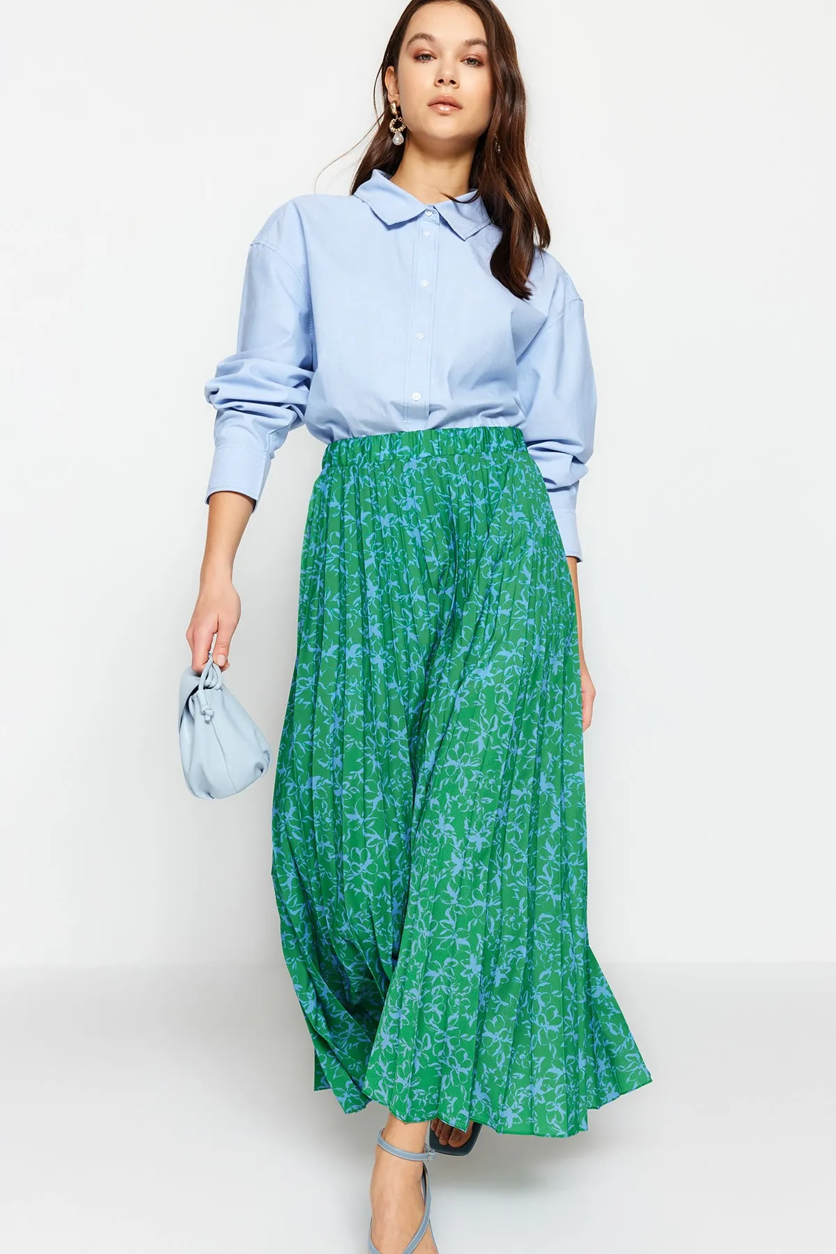 Trendyol Modest  Grüner, plissierter, gewebter Rock mit elastischem Bund und Blumenmuster TCTSS23EE00018