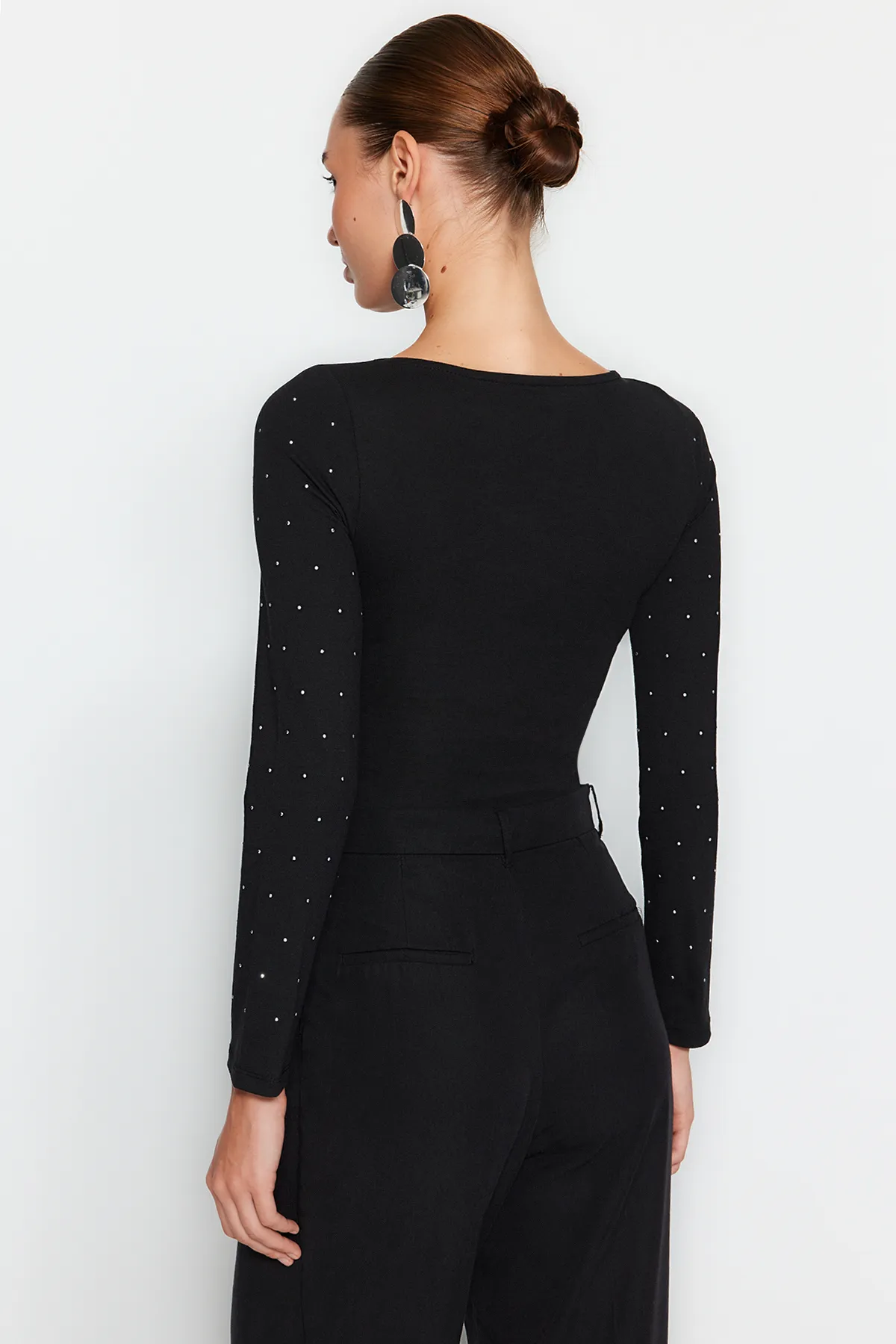 Trendyol Collection  Schwarzer, langärmliger Stretch-Strickbody aus Baumwolle mit Steindruck und Druckknopf TWOAW24BD00059