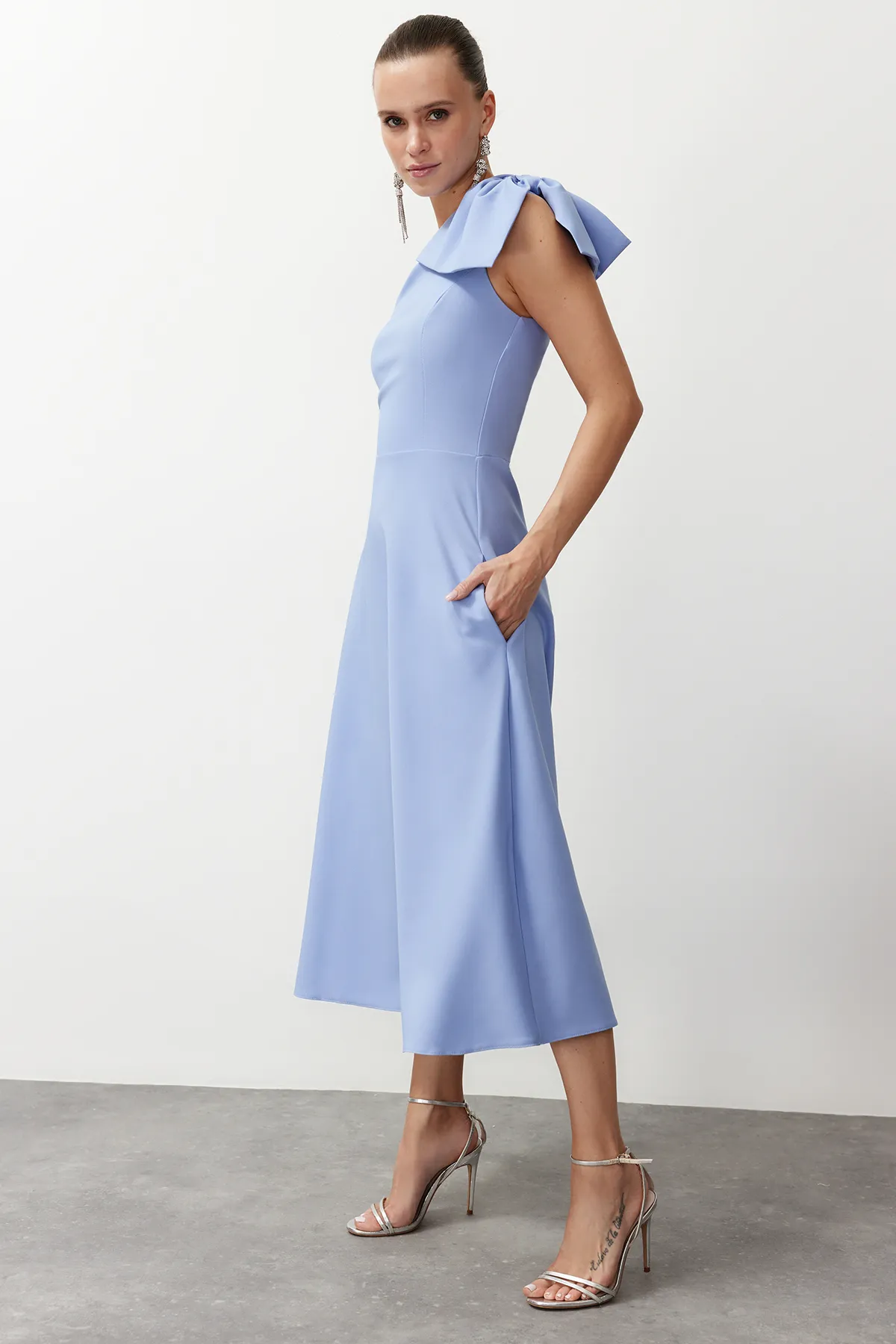 Trendyol Collection  Hellblaues, elegantes Abendkleid mit Schleife TPRSS24EL00105