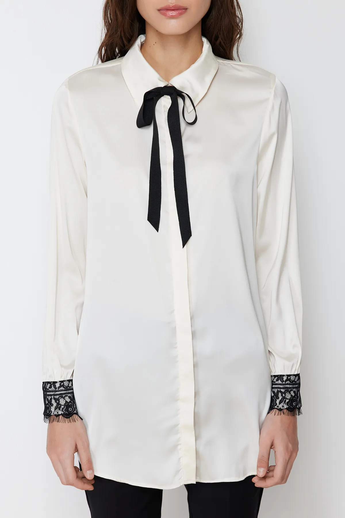 Trendyol Modest  Steinfarbenes, mit Spitzendetails verziertes Satin-Gewebehemd TCTSS24TG00024