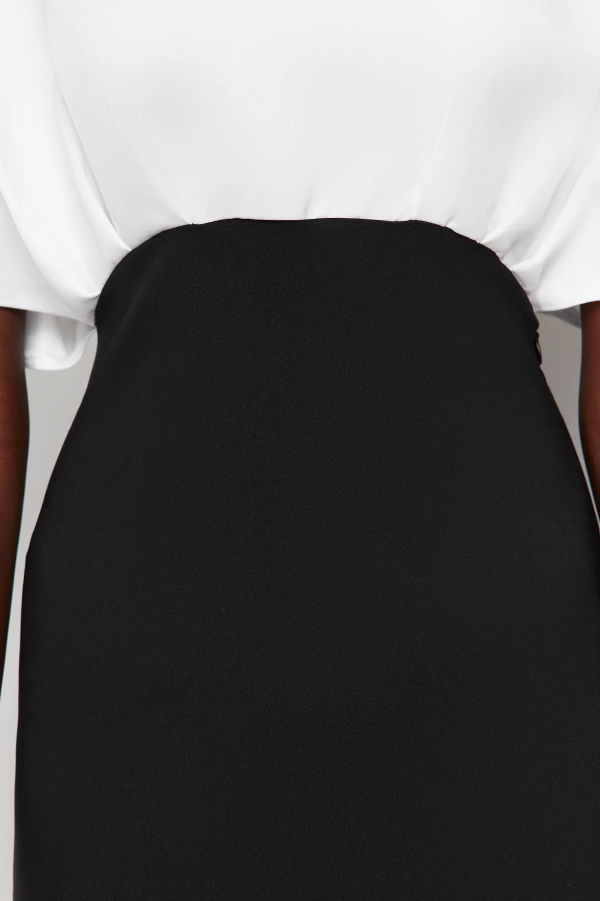 Trendyol Collection  Schwarz-weißes Oberteil aus mattem Satin, langes Abendkleid TPRSS24AE00025