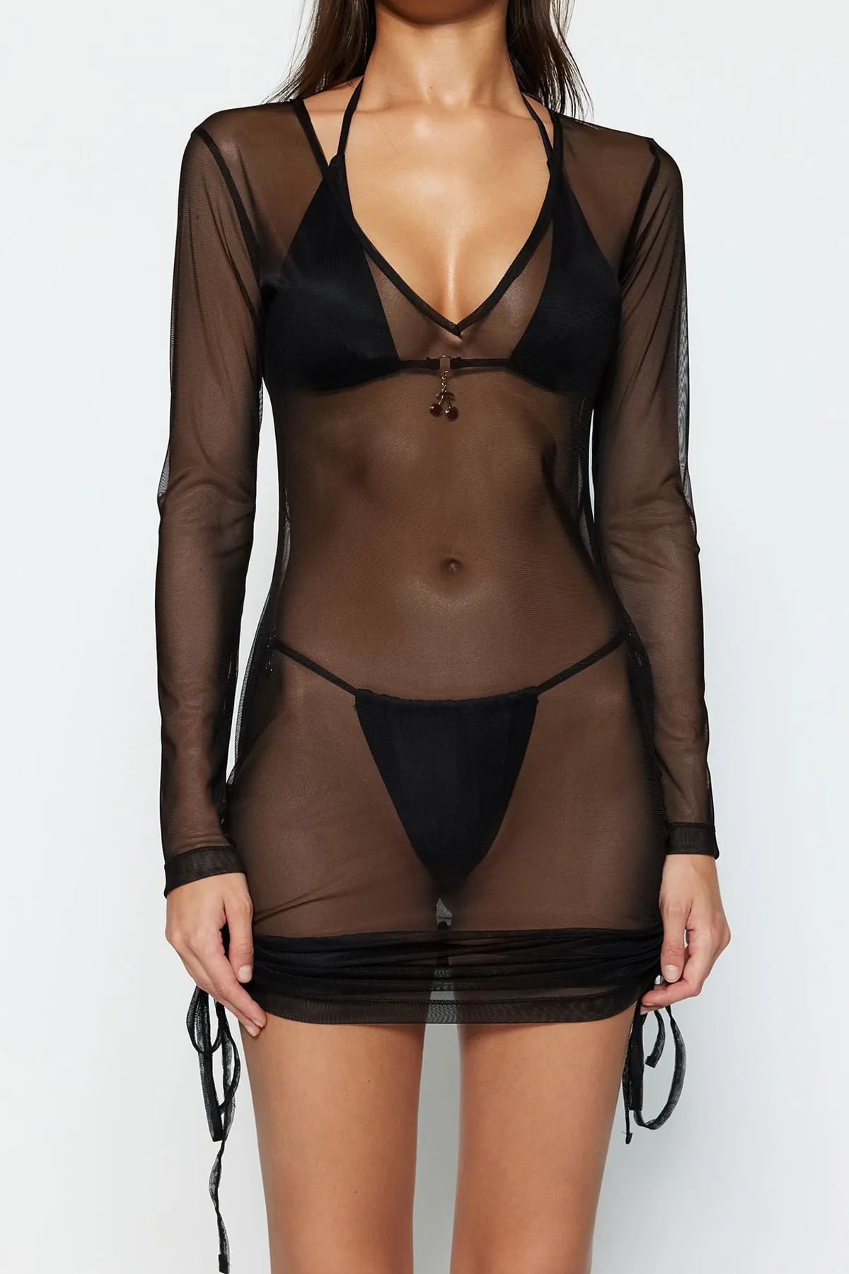 Trendyol Collection  Schwarzes, figurbetontes, gestricktes Mini-Strandkleid mit gerafftem Netzstoff TBESS22EL0026