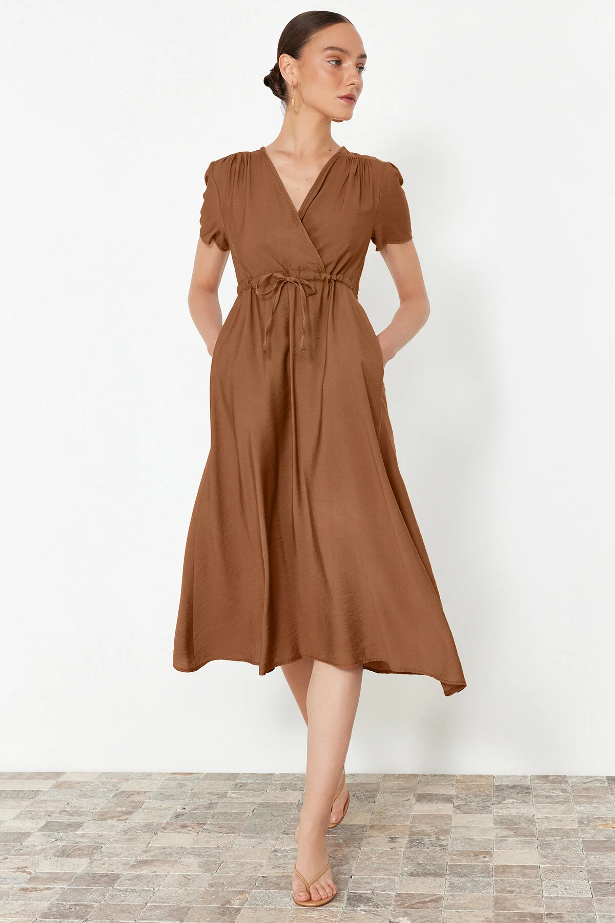 Trendyol Collection  Braunes, gewebtes Midi-Kleid mit V-Ausschnitt und Taillenöffnung TWOSS24EL00501