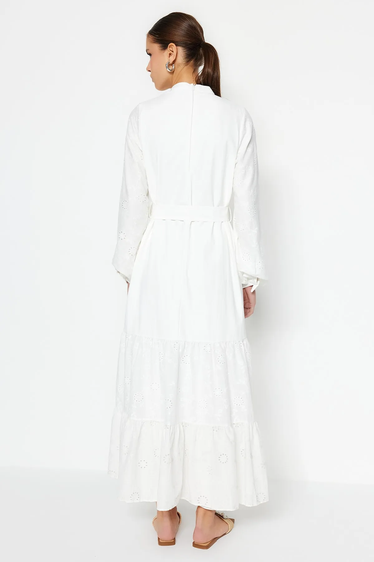 Trendyol Modest  Weißes, gefüttertes, gewebtes Kleid mit Stickereidetails an Ärmeln und Röcken TCTSS23EB00080