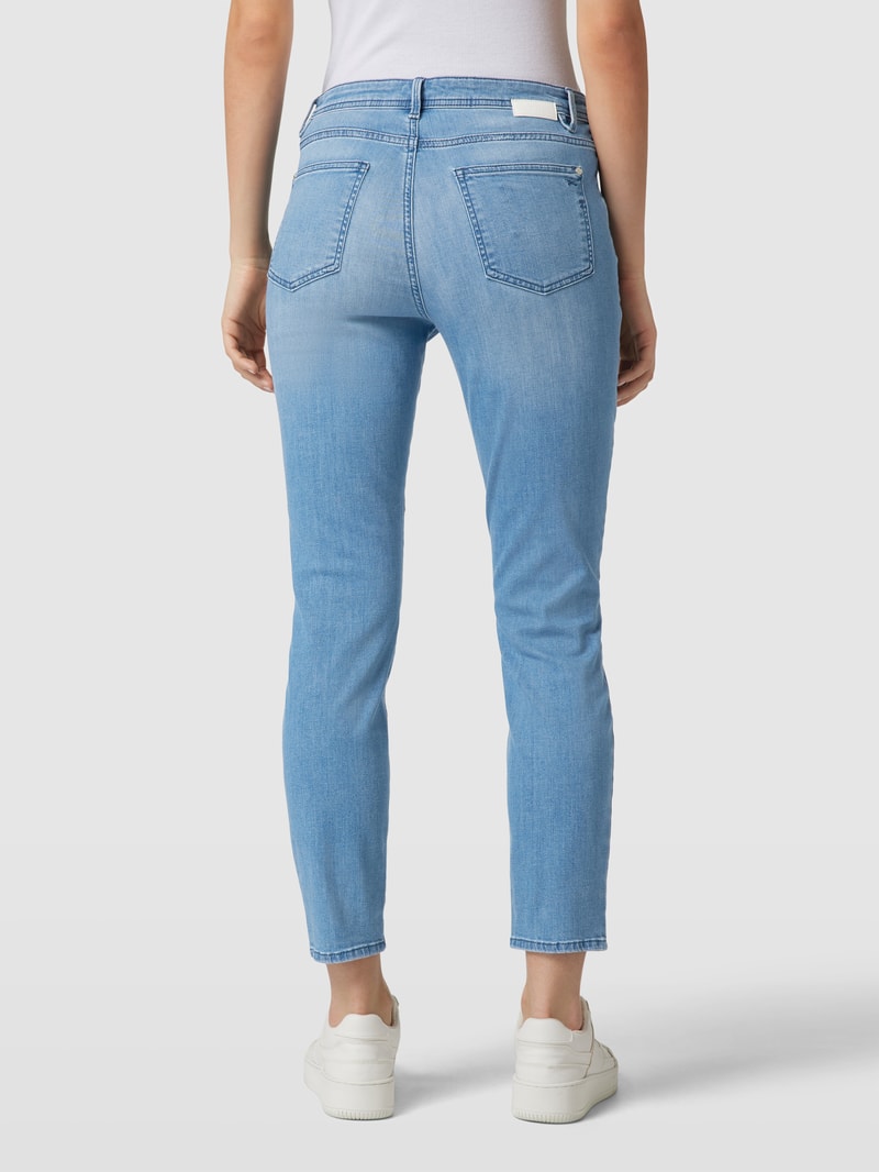 Jeans mit Label-Patch in hellblau