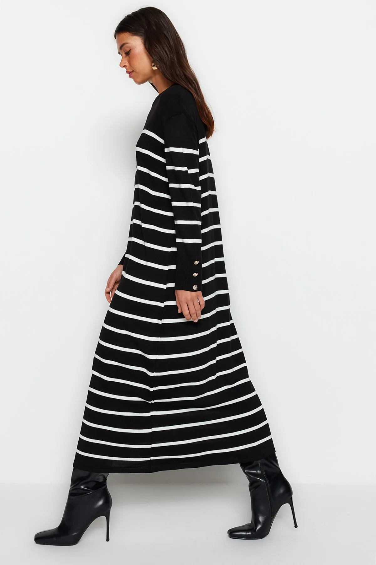 Trendyol Modest  Schwarzes Strickkleid mit Streifen und Knopfleiste TCTAW24EB00002