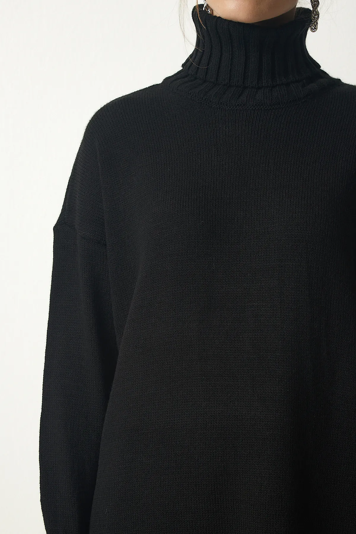 Happiness İstanbul  Schwarzes Oversize-Strickkleid mit Rollkragen und Schlitz für Damen PF00042