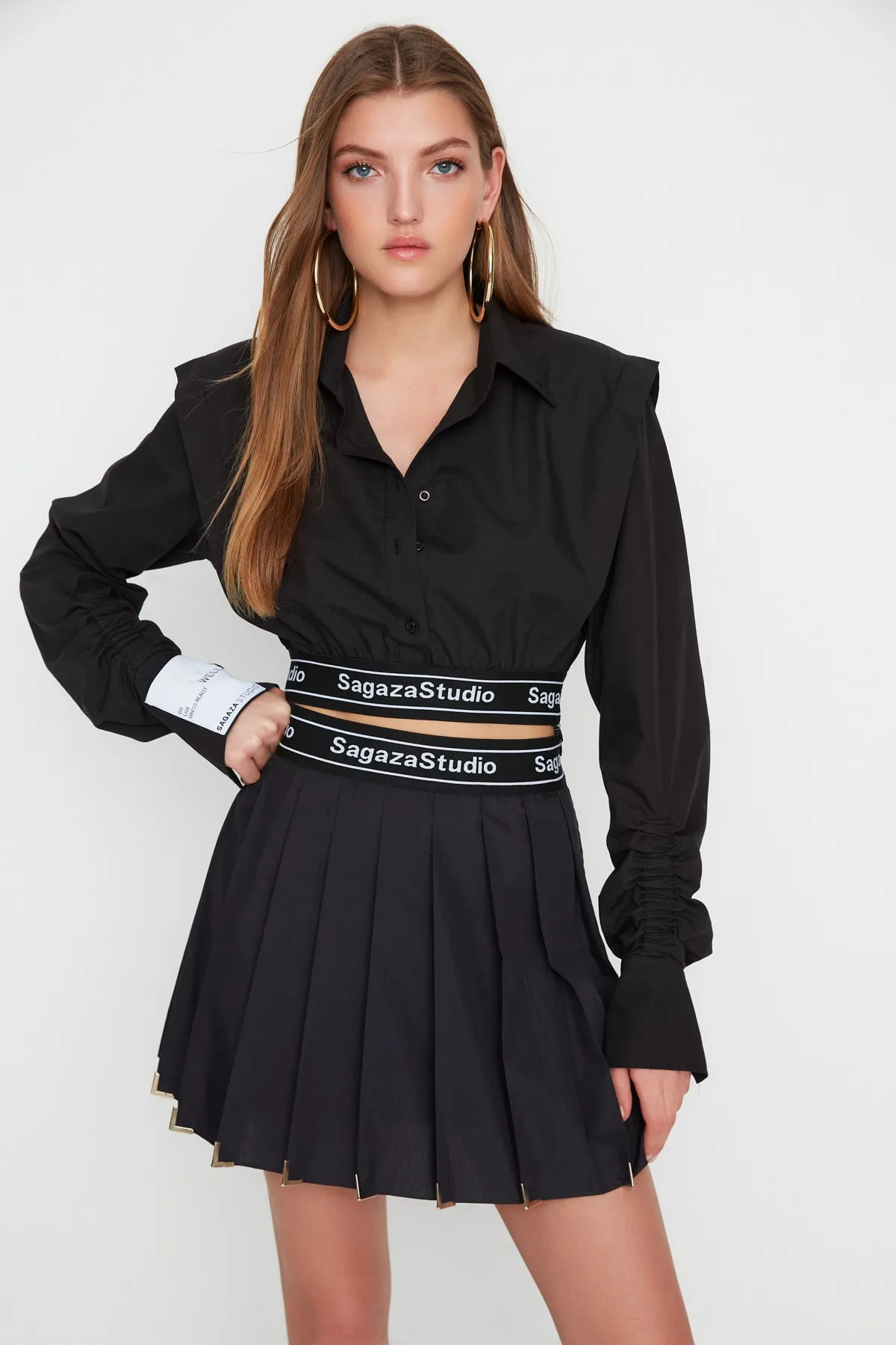 Trendyol Collection  X Sagaza Studio Schwarzer Popelinerock mit Metall-Accessoire-Detail TPRSS22ET00004