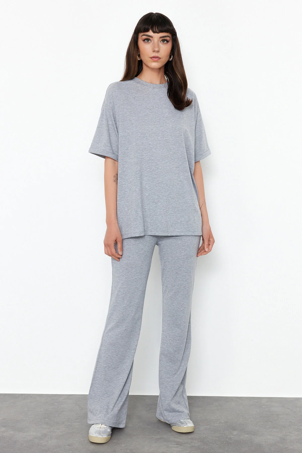 Trendyol Collection  Graues, übergroßes Set aus Oberteil und Unterteil aus spanischem Strick, 100 % Baumwolle, TWOSS24AU00059