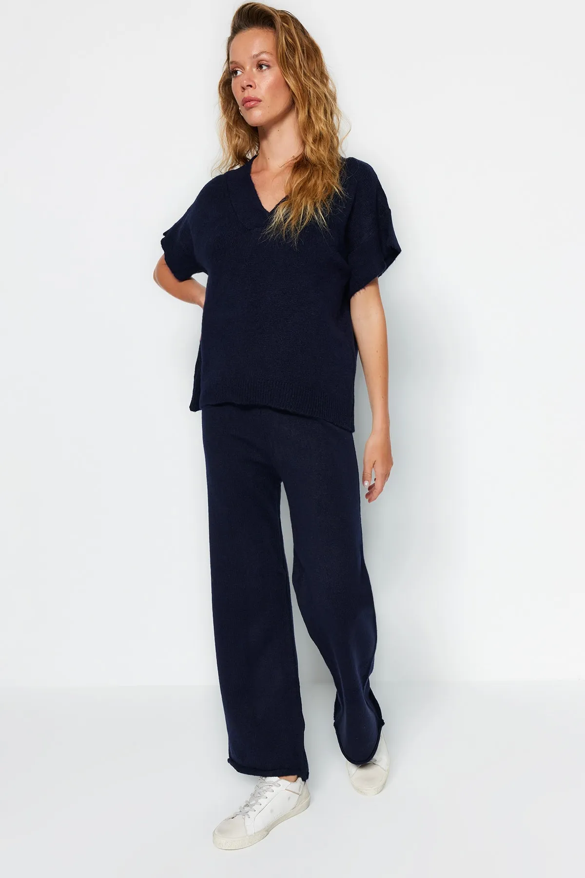 Trendyol Collection  Marineblaues, weich strukturiertes Strickoberteil und -unterteil mit V-Ausschnitt TWOAW24AU00042