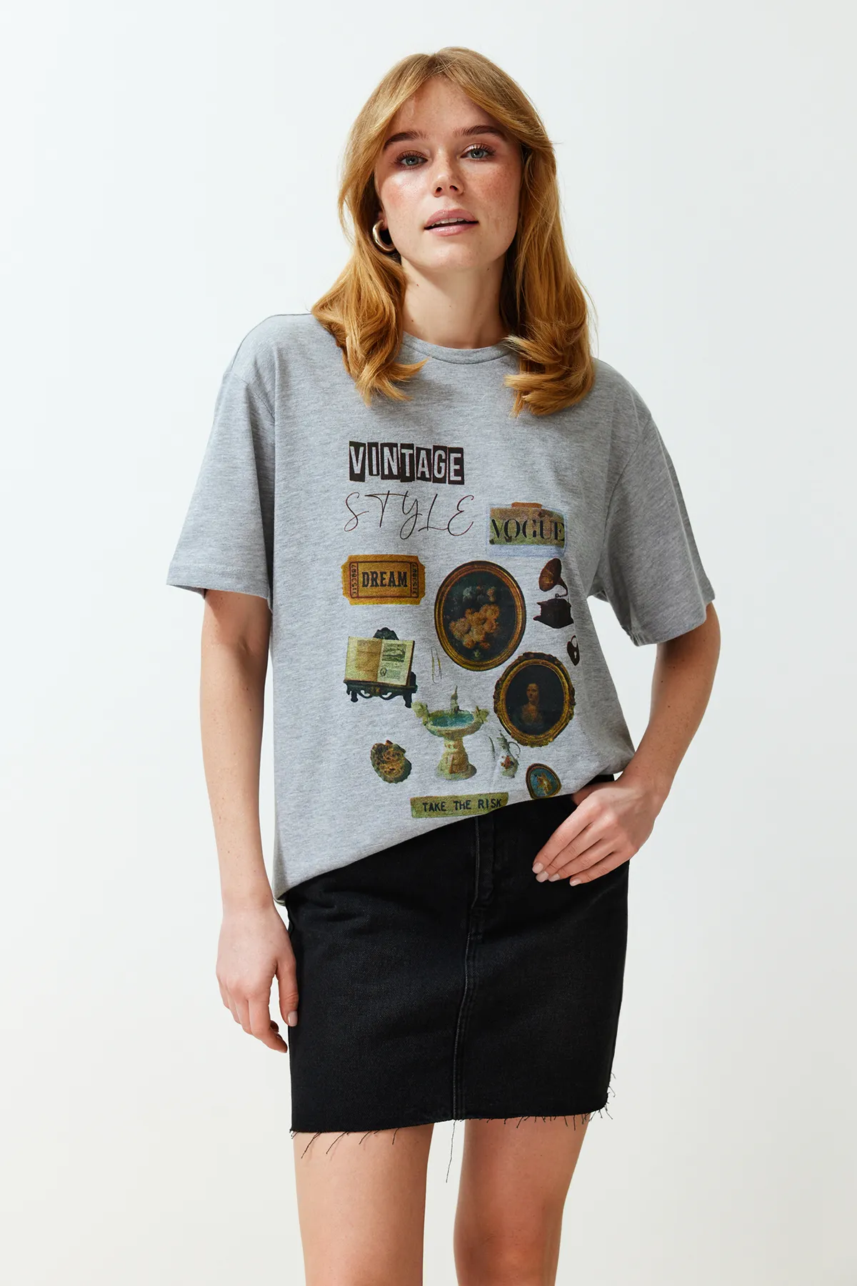 Trendyol Collection  Premium Grau Melange Bedrucktes Oversize/Wide Fit Strick-T-Shirt mit Rundhalsausschnitt TWOSS23TS00282