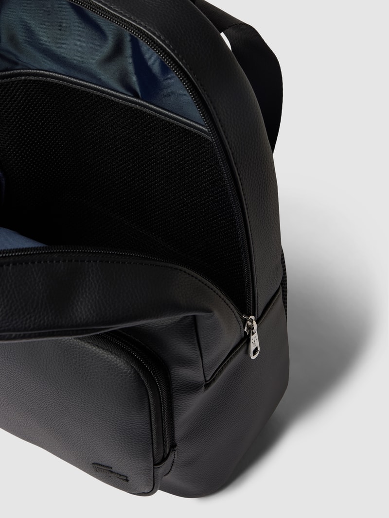 Rucksack mit Label-Applikation in schwarz