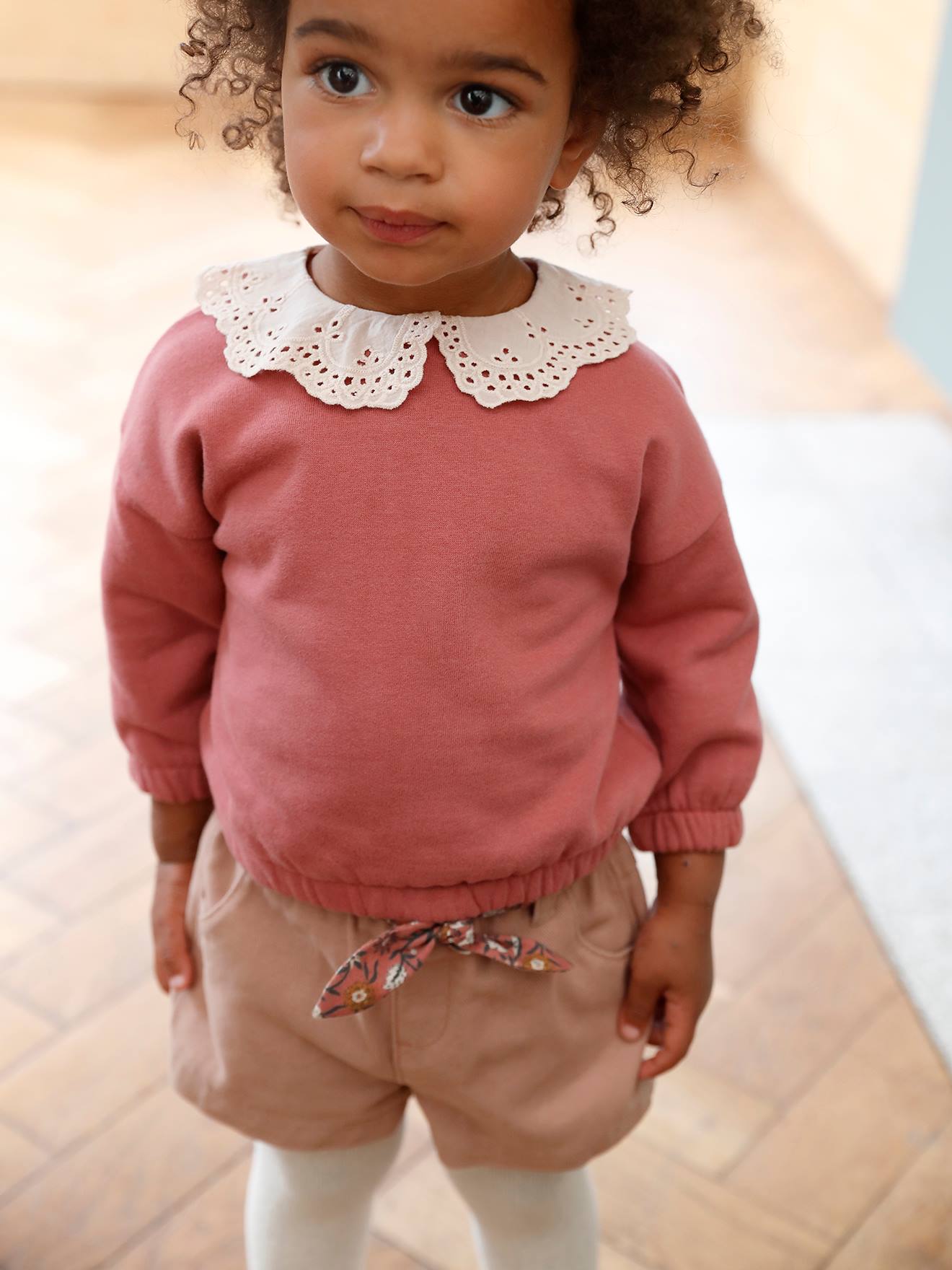 Sweat en molleton bébé col en broderie anglaise bois de rose