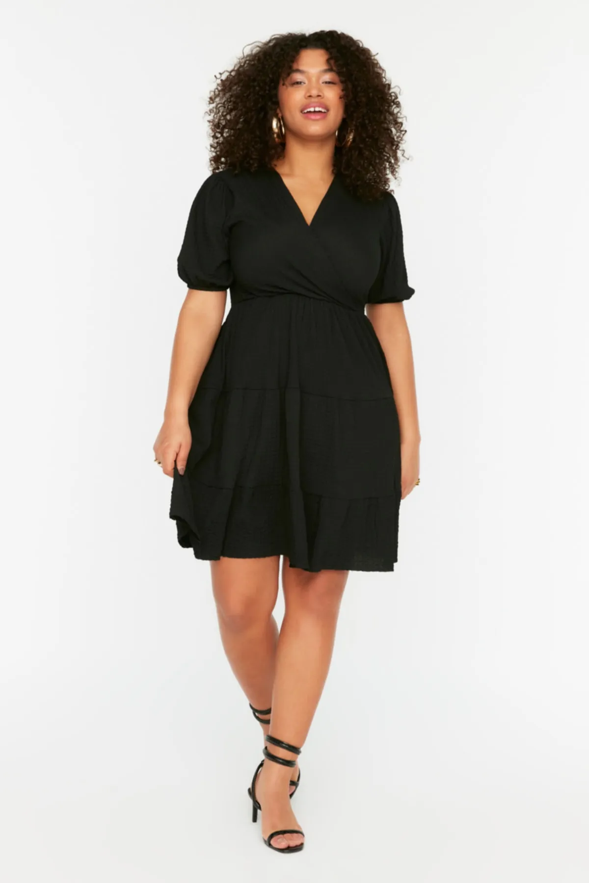 Trendyol Curve  Schwarzes Skater-Strickkleid mit V-Ausschnitt und zweireihigem Verschluss TBBSS22EL2987