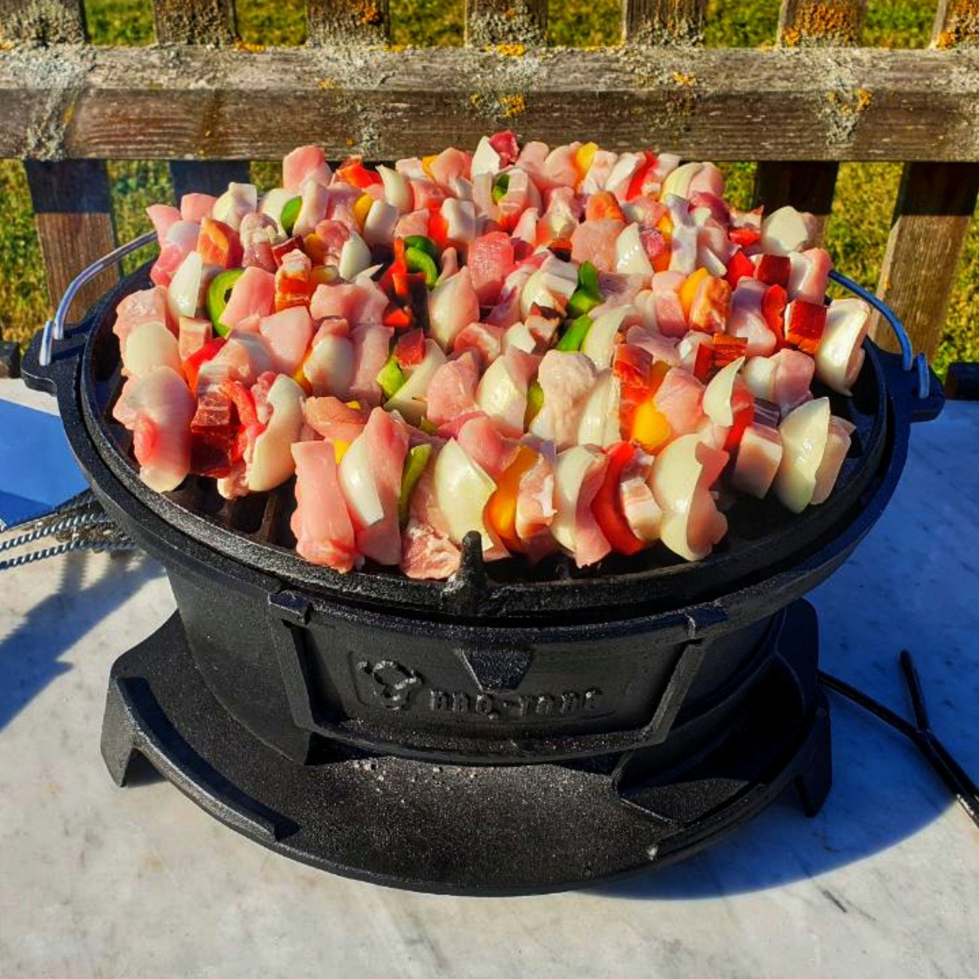 BBQ-Toro Holzkohlegrill Gusseisen Grilltopf mit Grillrost, 32 x 33 x 18 cm, Hibachi Style