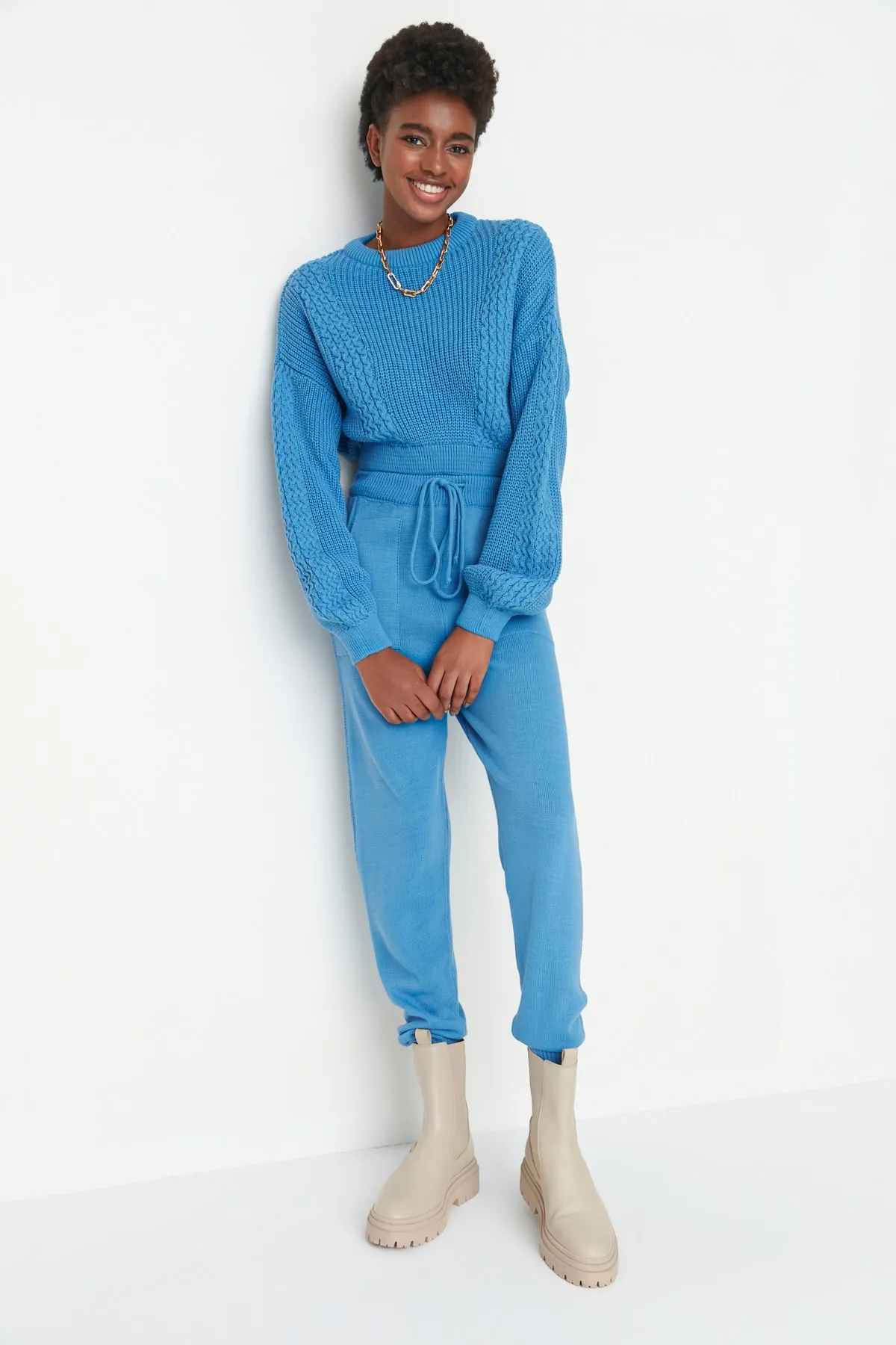 Trendyol Collection  Blaues, kurzes Strickoberteil und -unterteil im Set mit Rundhalsausschnitt TWOAW21AU0047