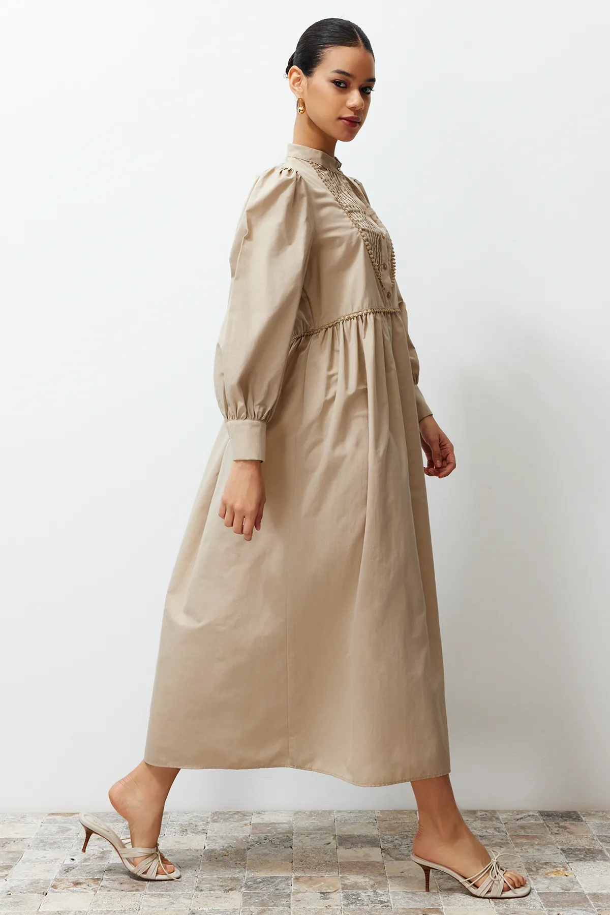 Trendyol Modest  Nerzfarbenes, gewebtes Kleid mit Stehkragen, Ballonärmeln, Knöpfen und Paspelierung TCTSS24EB00129