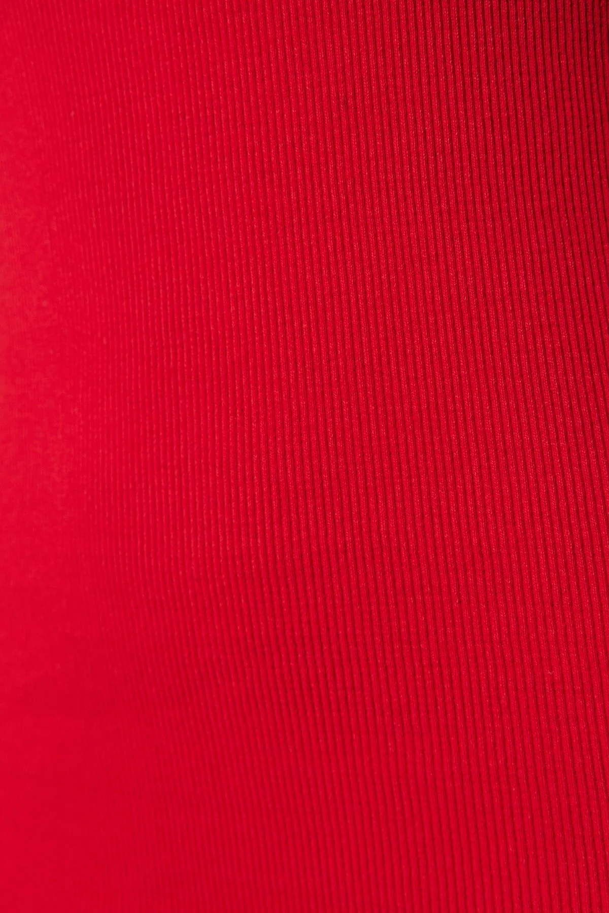 Trendyol Collection  Rotes, figurbetontes Mini-Bleistiftkleid aus flexiblem Strick und geripptem Rundhalsausschnitt TWOSS22EL2819
