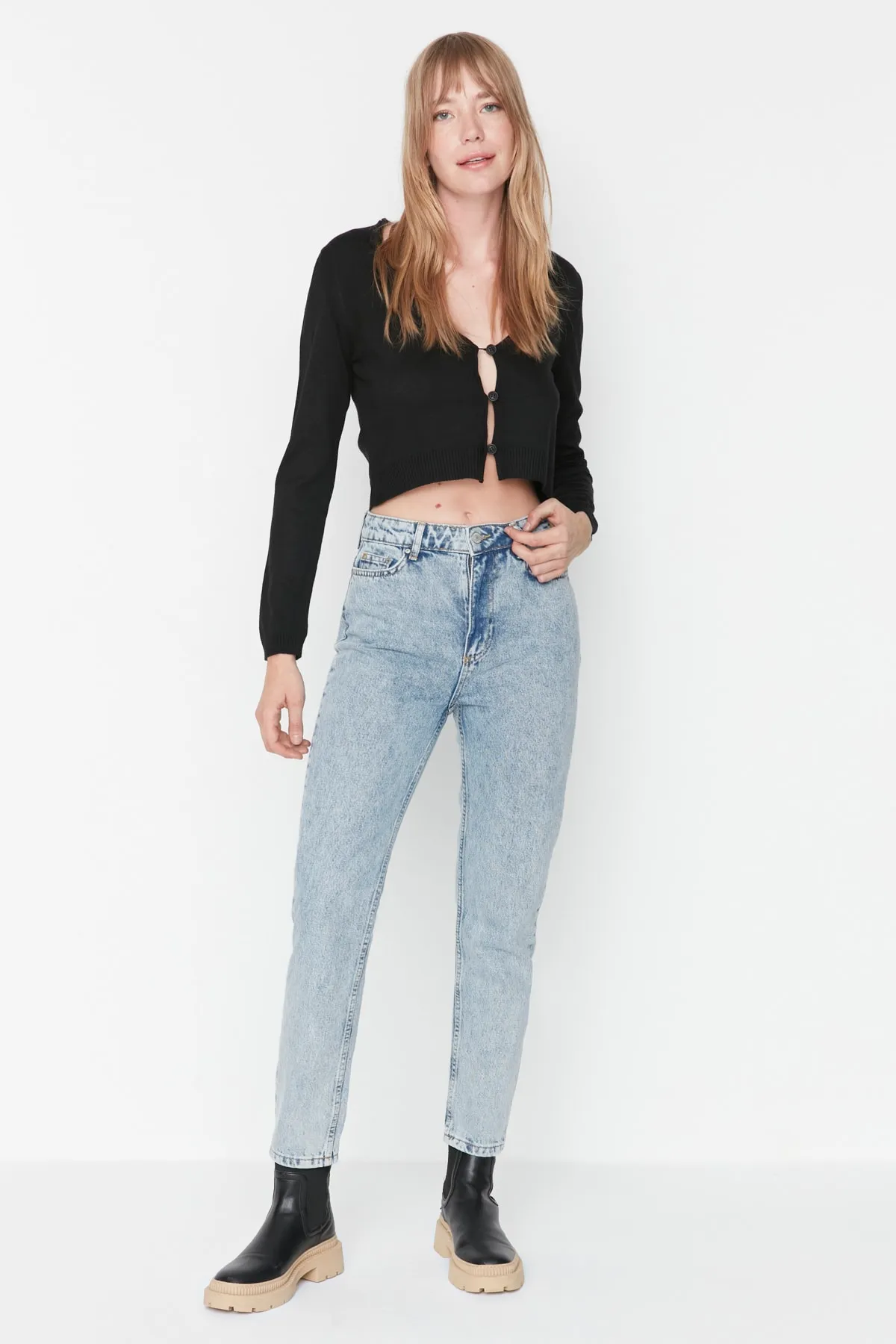 Trendyol Collection  Hellblaue Mom-Jeans mit hoher Taille TWOAW23JE00193