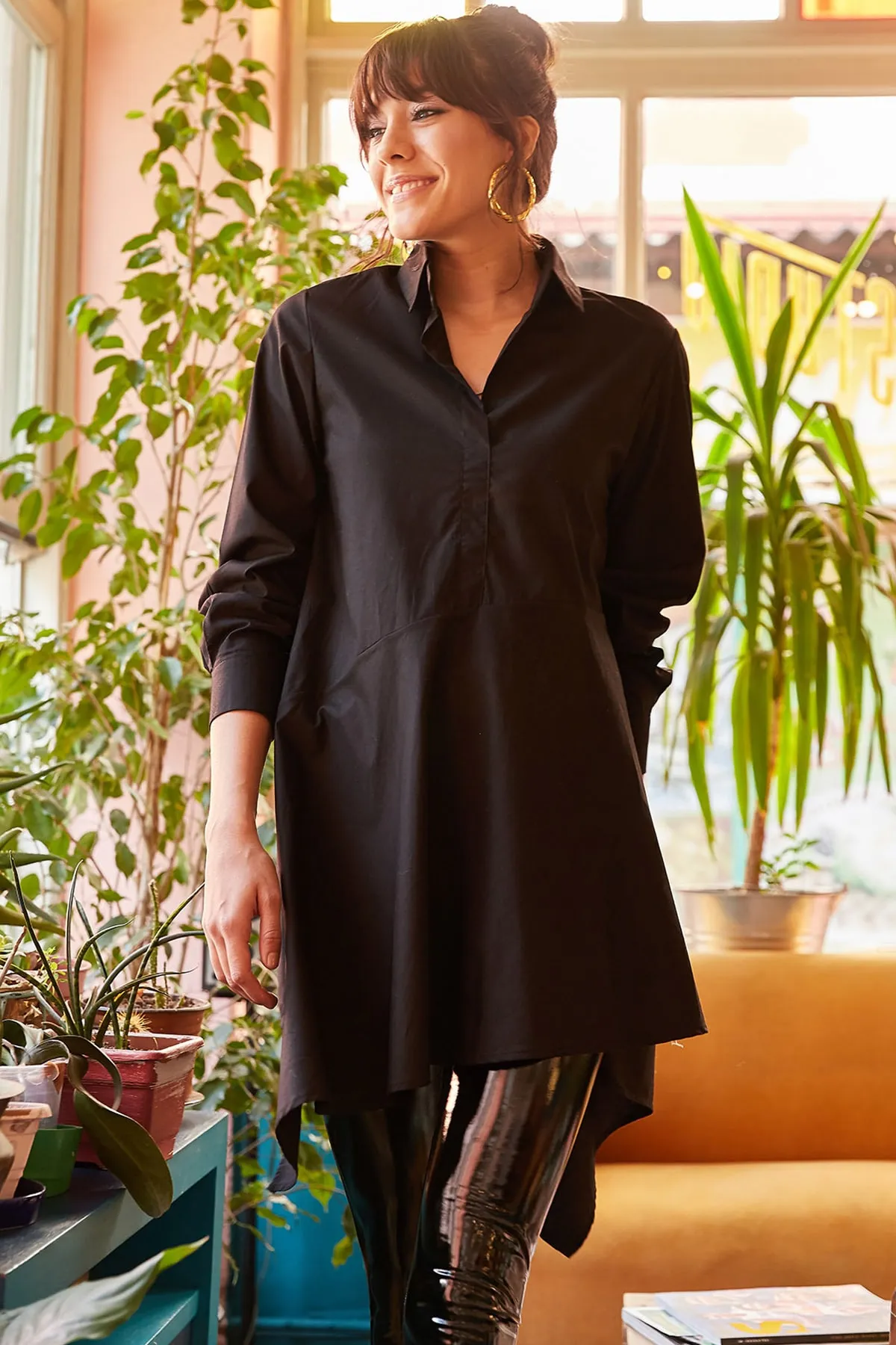 Olalook  Schwarze asymmetrische Tunika mit Hemdkragen für Damen TNK-19000034