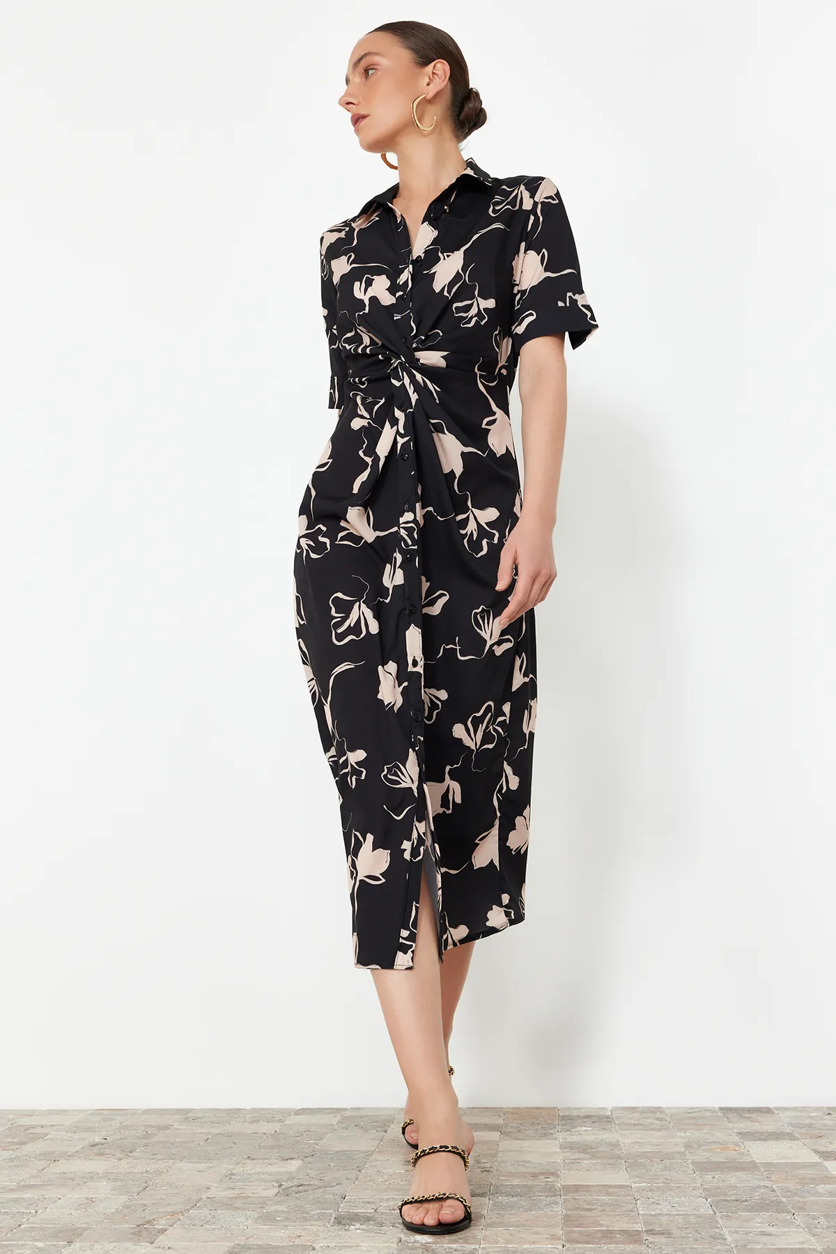 Trendyol Collection  Schwarzes, gewebtes Hemdkleid mit Raffung und Detail TWOSS21EL1018