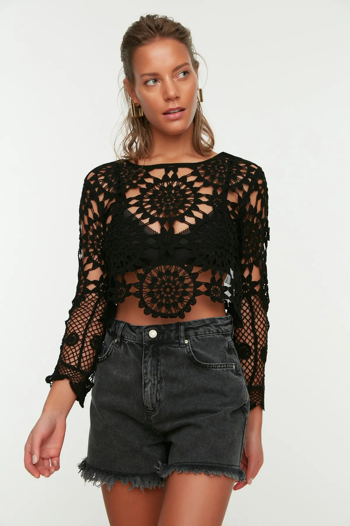 Trendyol Collection  Schwarze, kurz geschnittene Bluse im Strick-Look TBESS20BZ0572