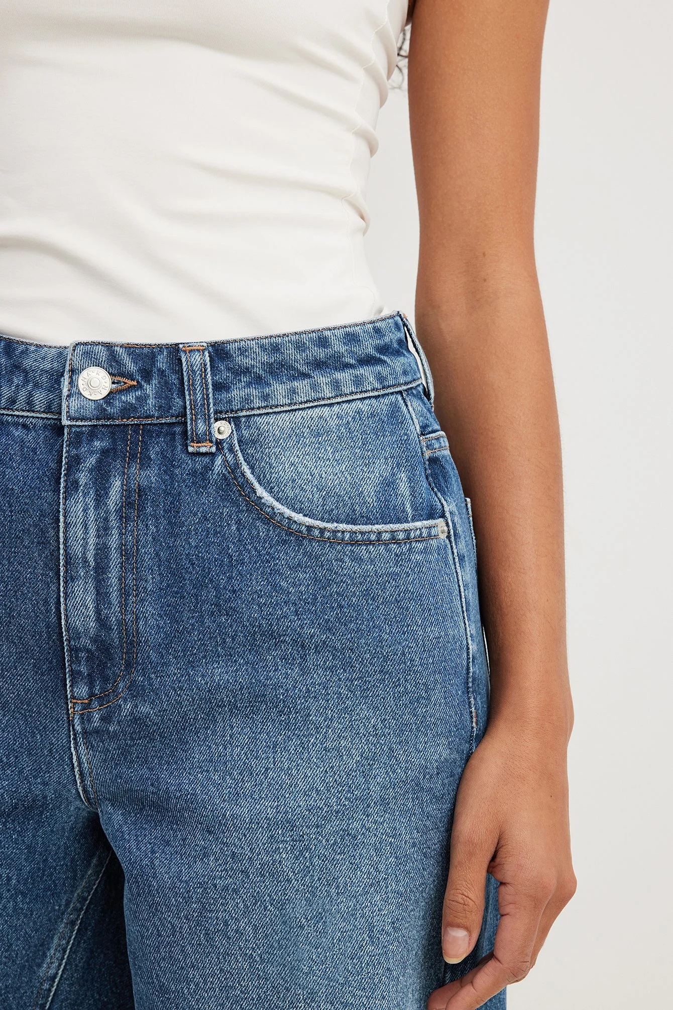 Hochtaillierte Denim-Shorts mit rohem Saum