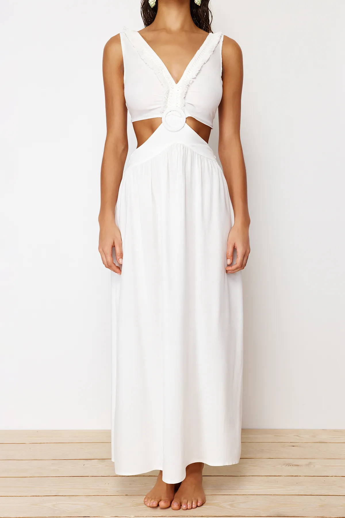 Trendyol Collection  Ecrufarbenes Maxi-Strandkleid mit gewebten Quasten TBESS21EL3624