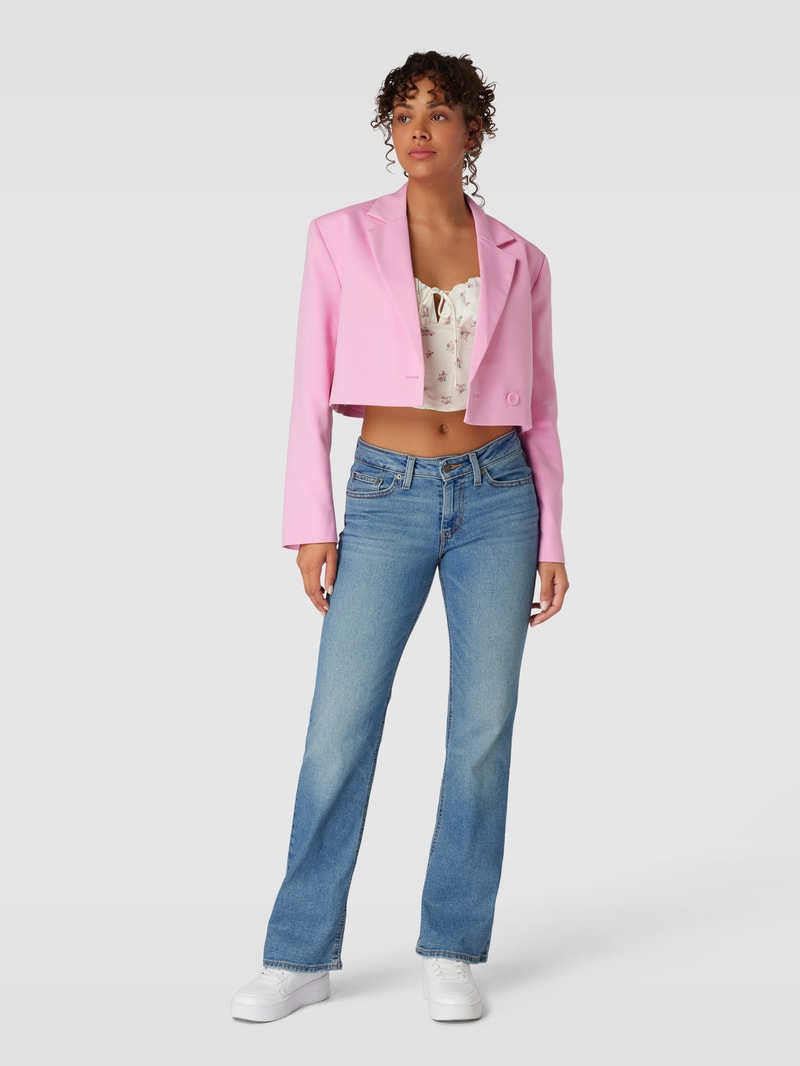 Jeans mit Label-Patch in blau