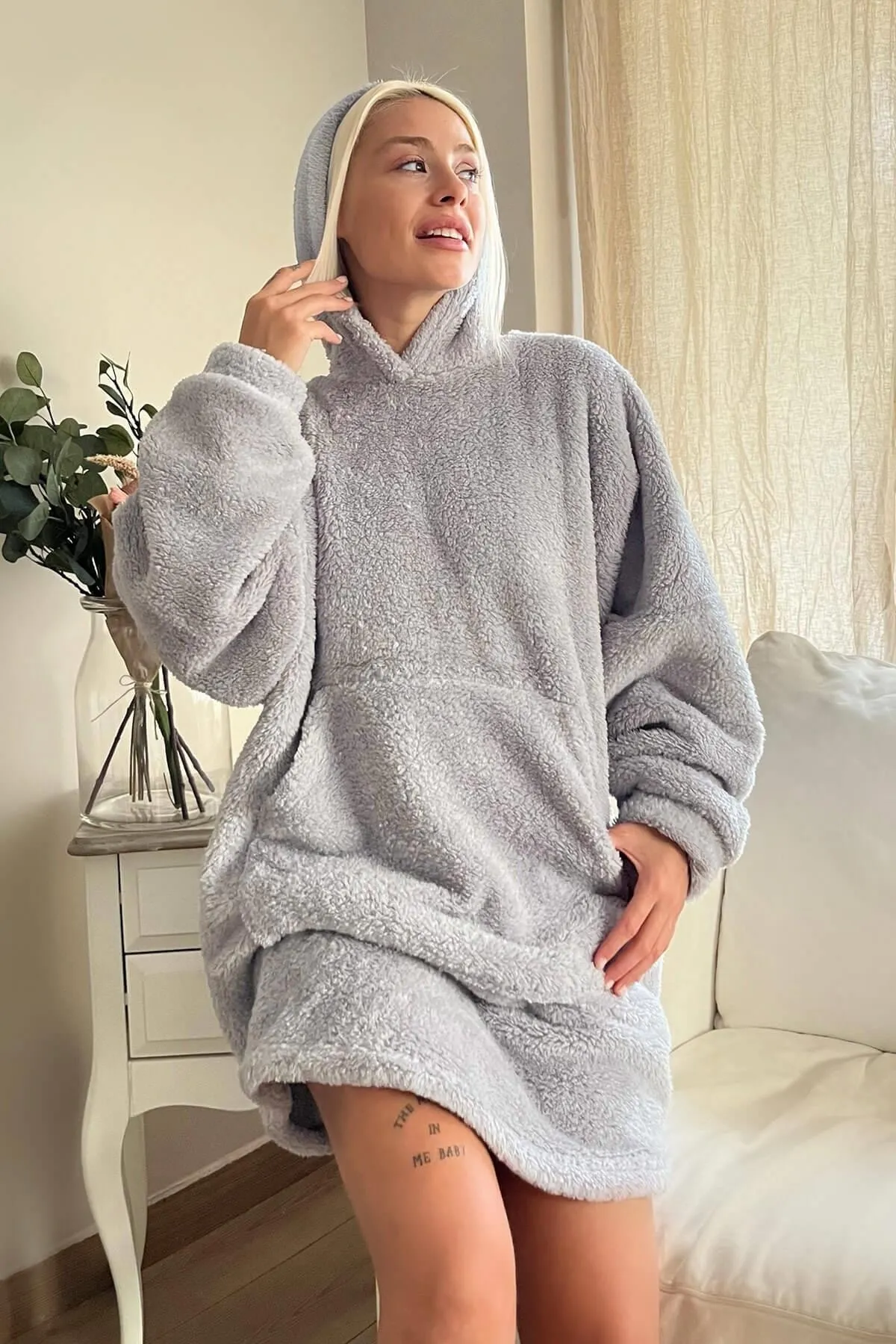 Pijamaevi  Grauer, übergroßer Sweat-Poncho-Pyjama aus Vollplüsch mit Kapuze