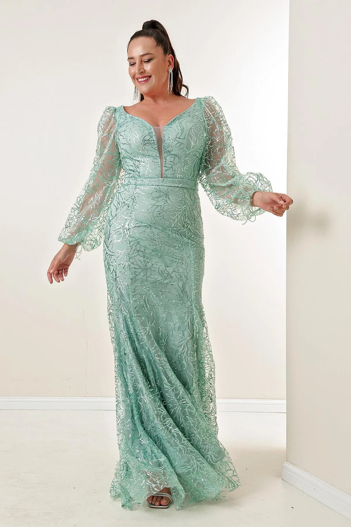By Saygı  Langes Kleid in Übergröße mit glitzerndem Flockdruck vorne und hinten, V-Ausschnitt