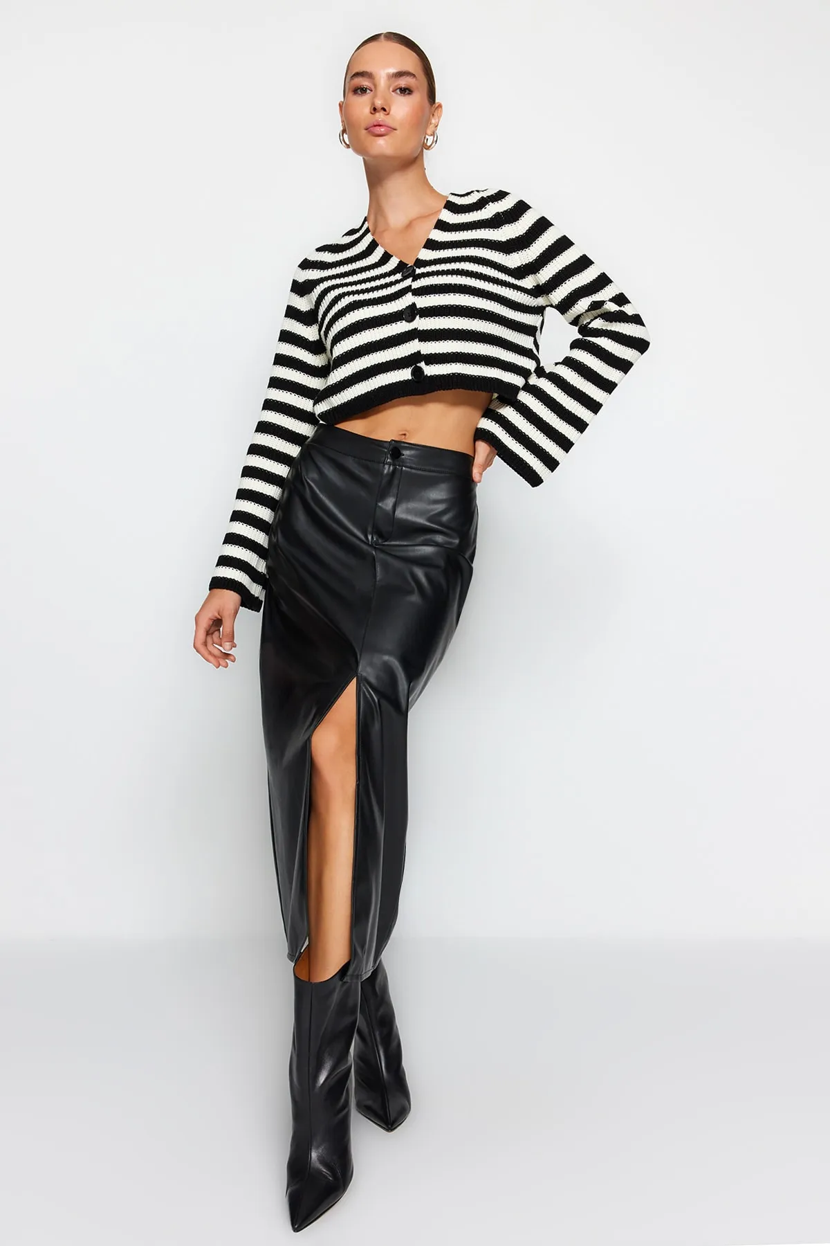Trendyol Collection  Schwarzer Schlitz Kunstleder High Waist Maxi Strickrock TWOAW24ET00198